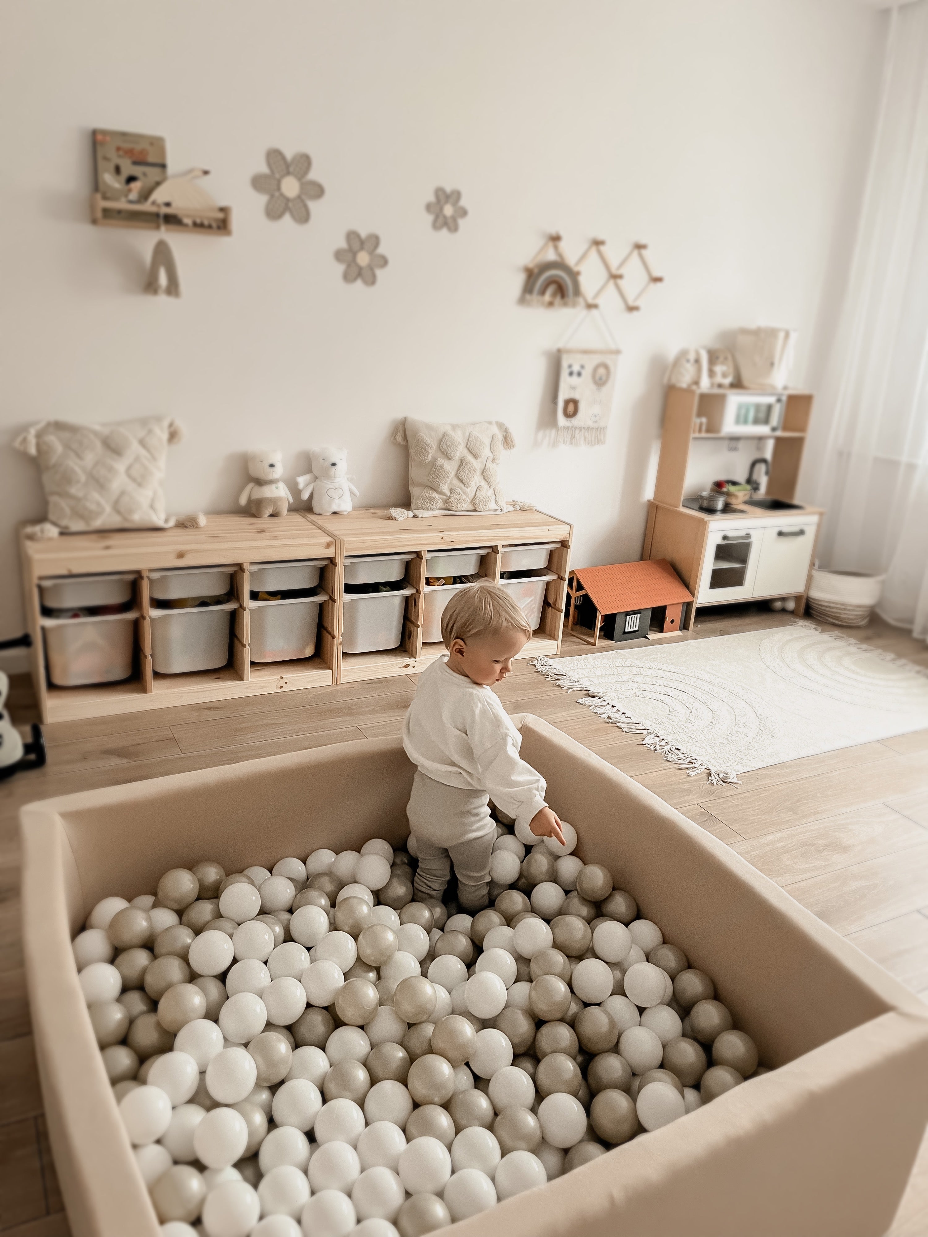 LE CADEAU PARFAIT POUR UN PREMIER ANNIVERSAIRE – UNE PISCINE À BALLES SÈCHES.
