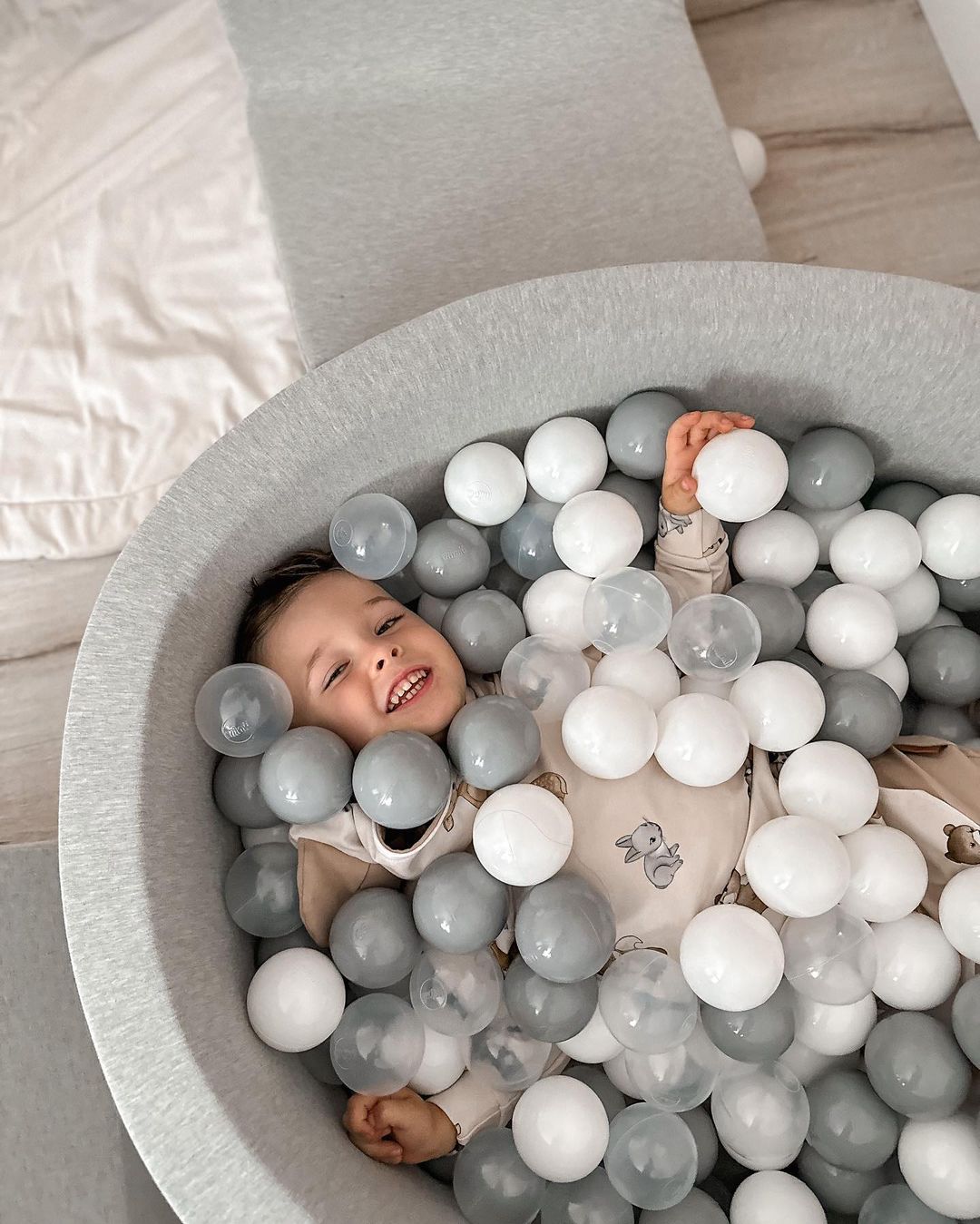 Schaumstoffspielbereich mit rundem Pool 90x30 Hellgrau + 5 Elemente + 200 Bälle (transparent, weiß, grau, puderrosa)