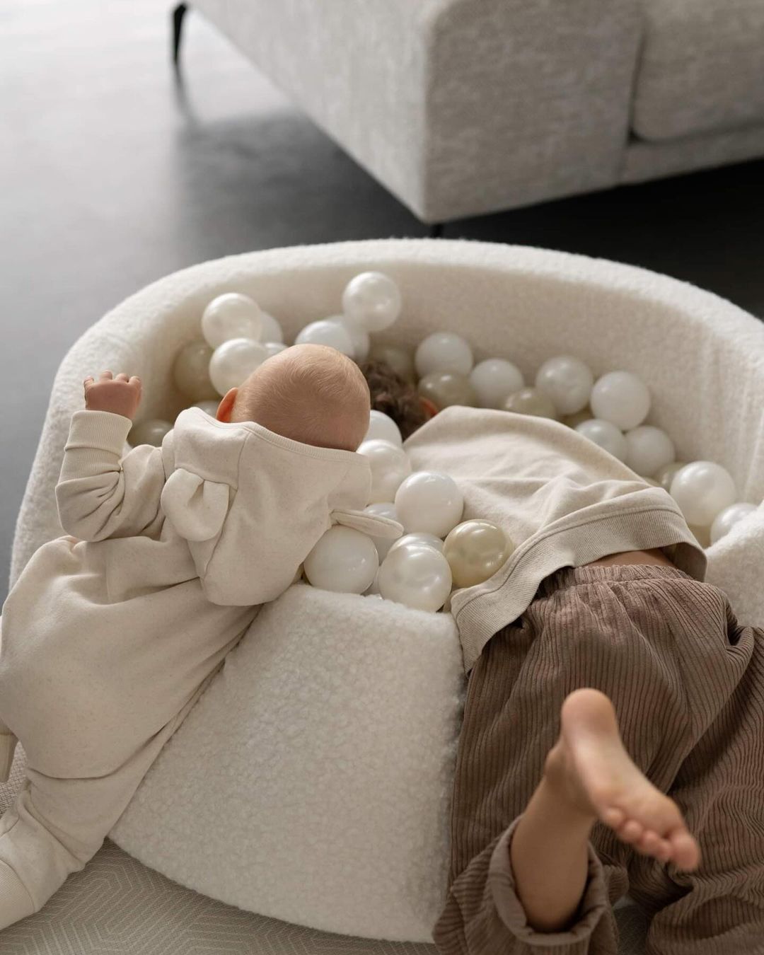 Bällebad 90x40 Schleife, 300 weiße Bälle (transparent, weiß, perlmuttfarben, hellgold)