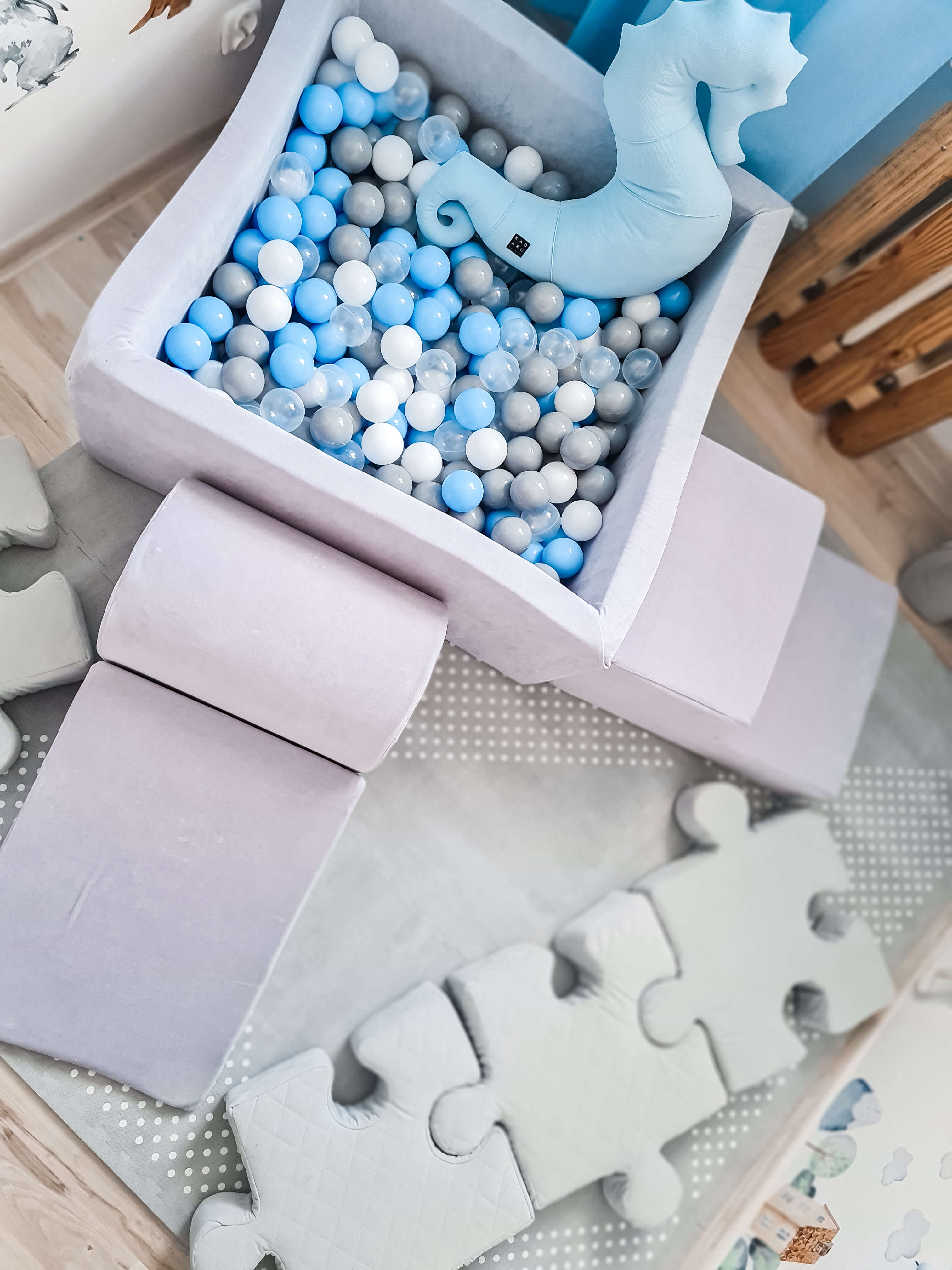 Schaumstoffspielbereich mit quadratischem Pool 90x90x40 samtweichem Hellgrau + 400 Bälle (Perlblau, Perlrosa, Metallic-Graphit, irisierend)