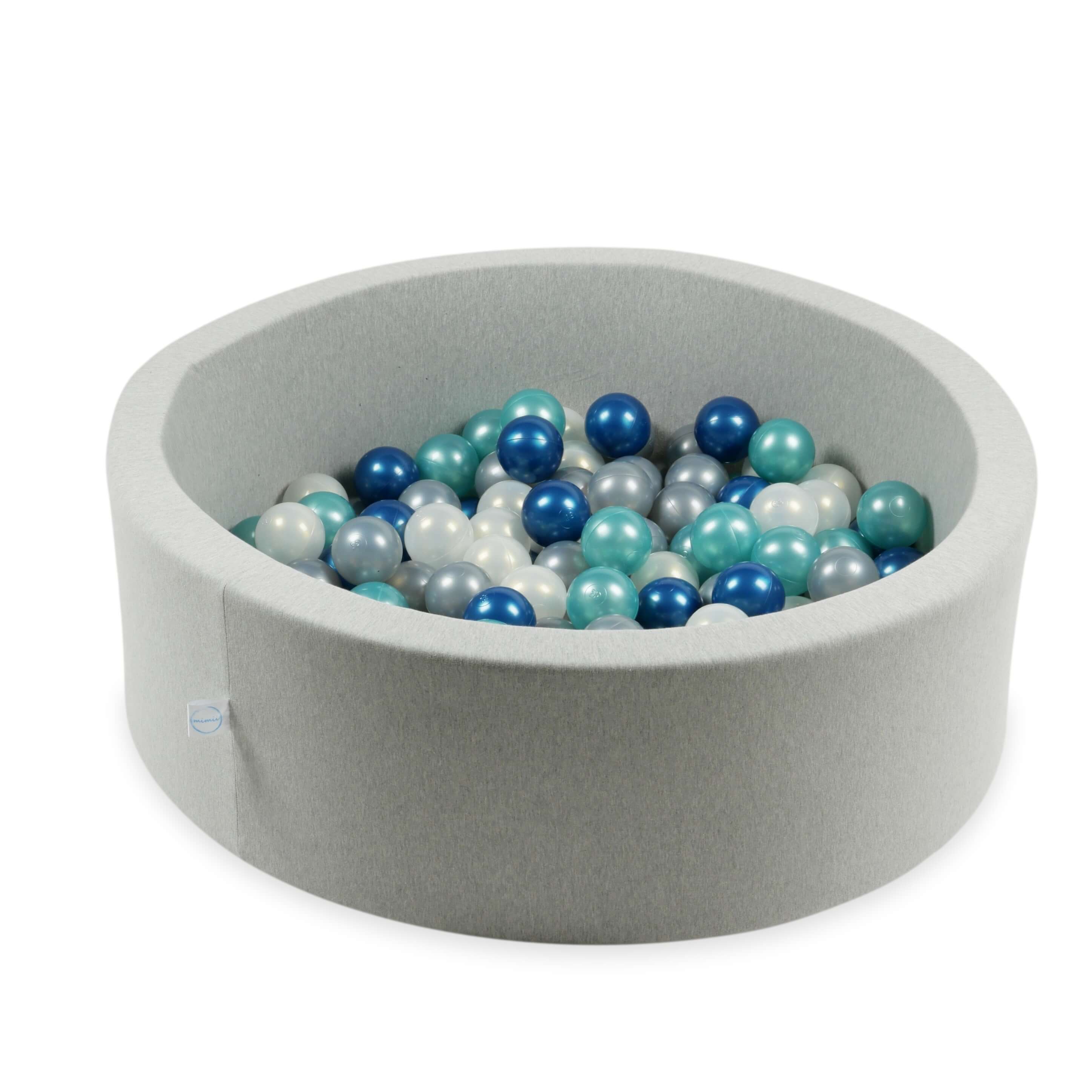 300 Stück metallische Kugeln mit 7 cm Durchmesser in Türkis, Metallic-Blau, Irisierend und Silber.