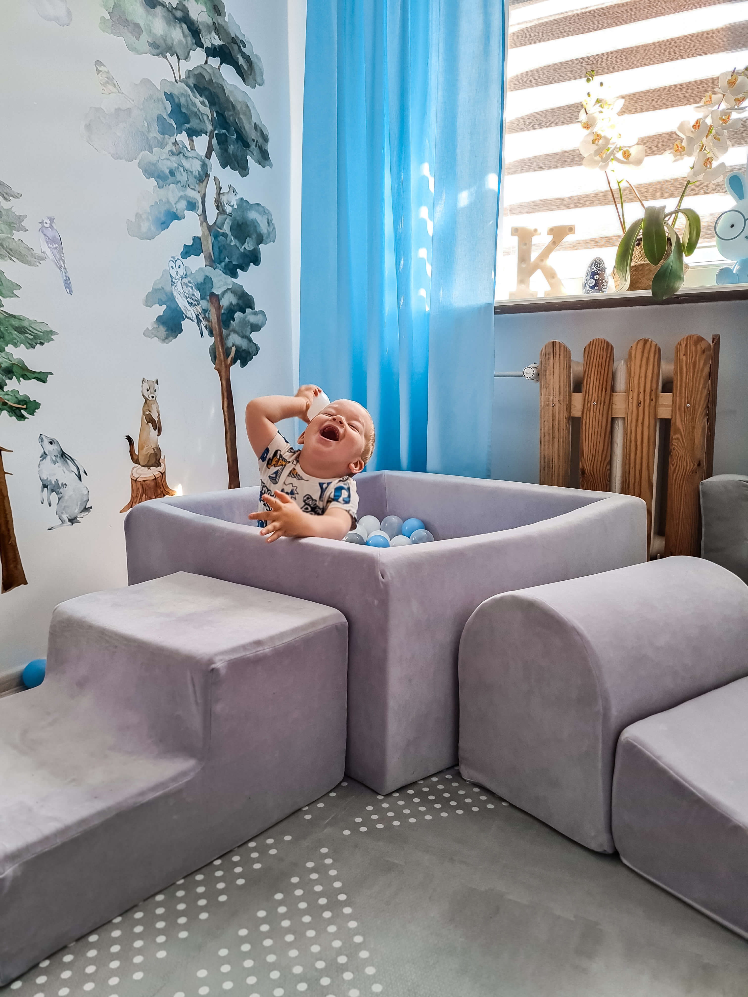 Schaumstoffspielbereich mit quadratischem Pool 90x90x40, samtweich, hellgrau + 400 Bälle (hellblau, gelb, meliert, puderrosa, weiß)