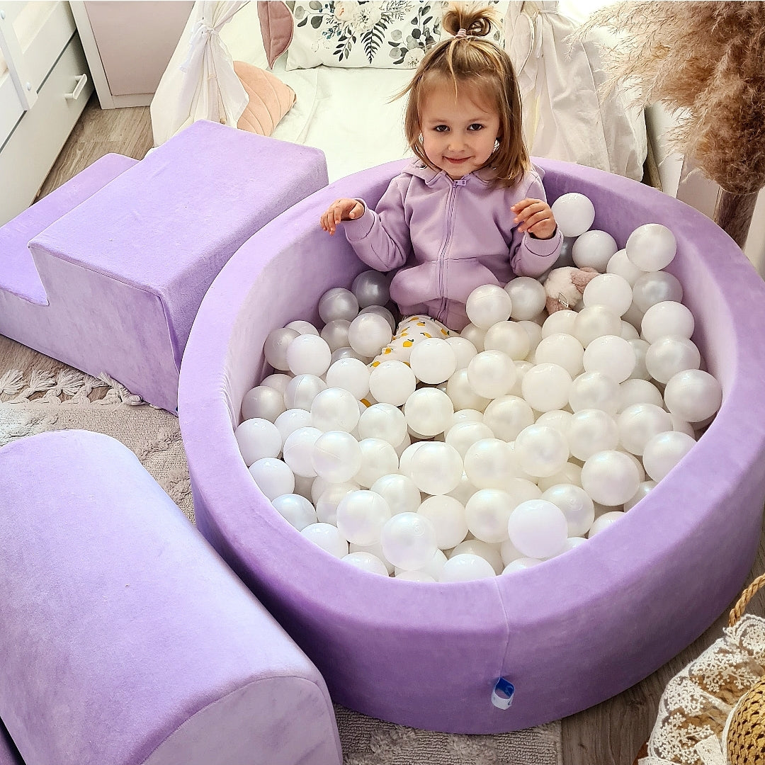 Schaumstoffspielbereich mit rundem, samtweichem, lilafarbenem Pool (90 x 30 cm) + 200 Bällen