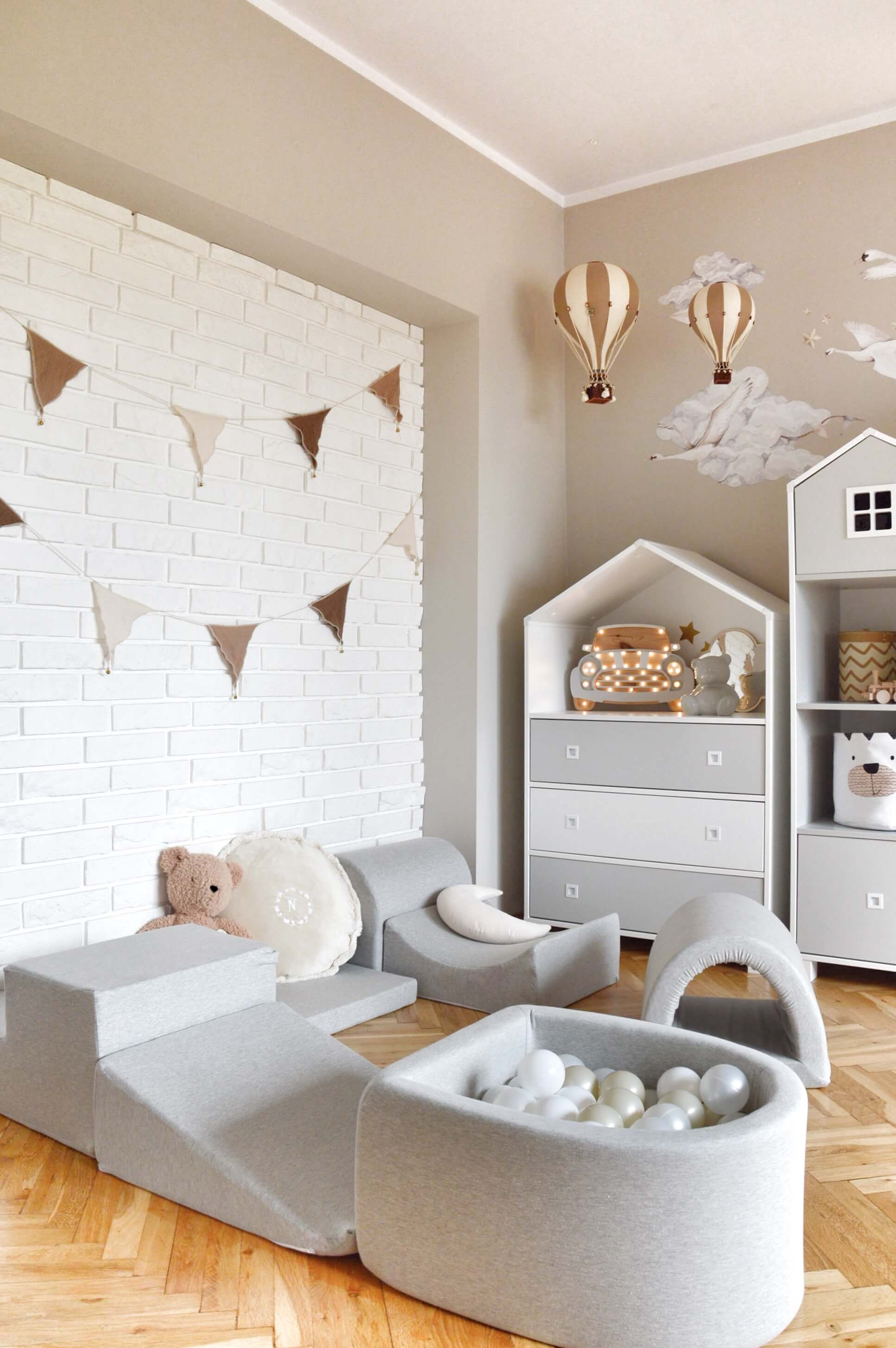 Schaumstoffspielbereich mit Brücke und hellgrauem Mini-Pool + 100 Bälle (Perlmutt, Silber, Hellrosa)