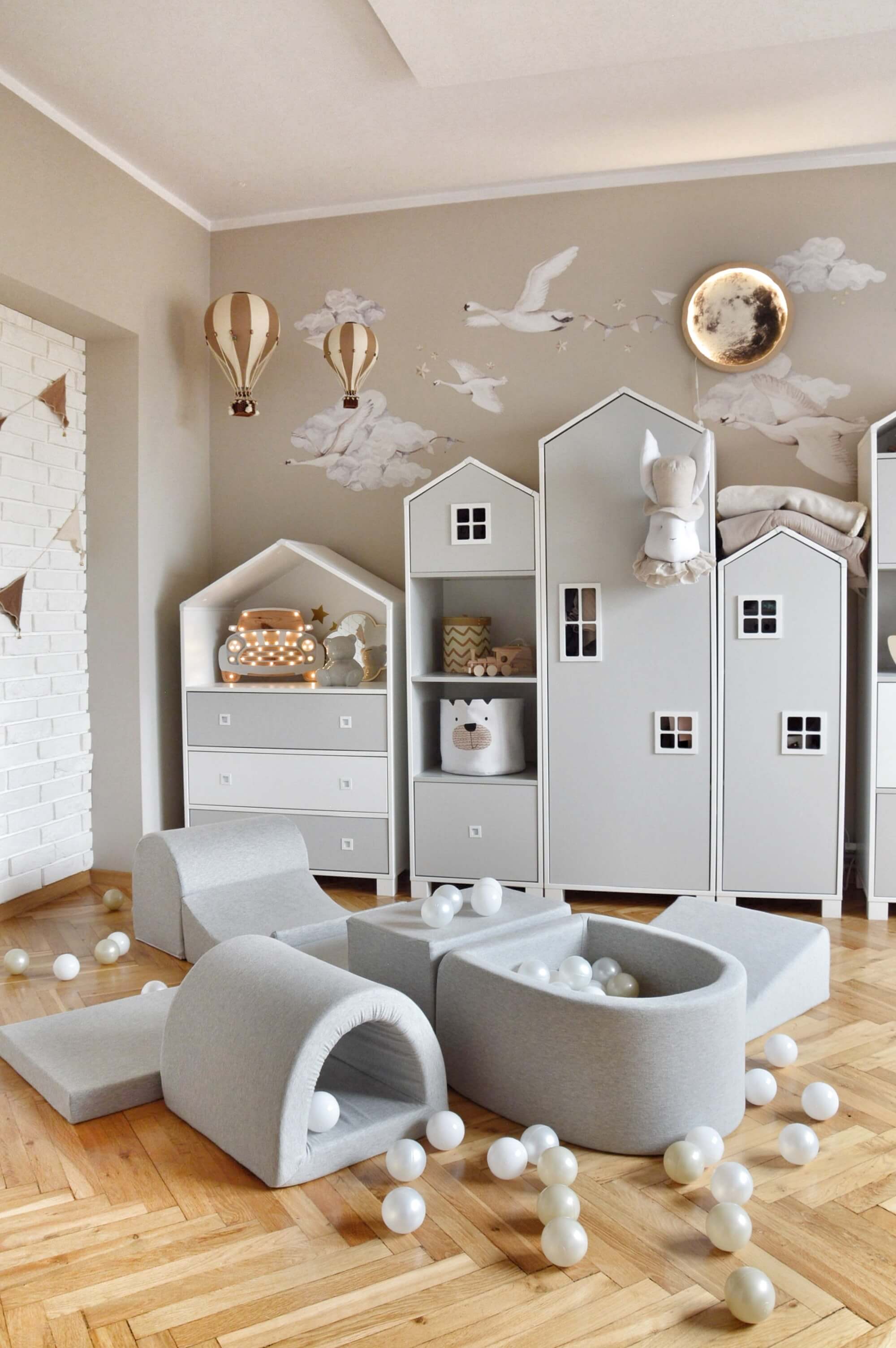 Schaumstoffspielbereich mit Brücke und hellgrauem Mini-Pool + 100 Bälle (Perlmutt, Silber, Hellrosa)