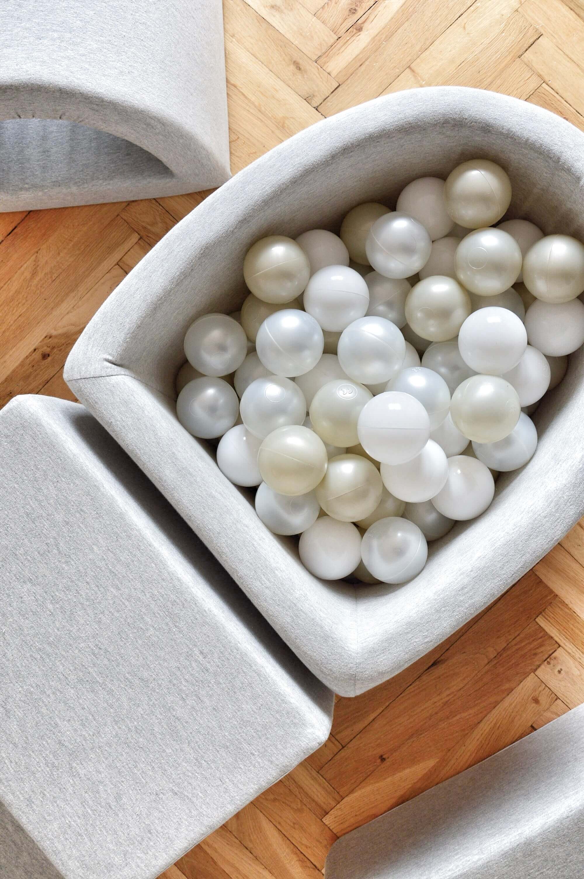 Schaumstoffspielbereich mit Brücke und hellgrauem Mini-Pool + 100 Bälle (hellblau, gelb, meliert, puderrosa, weiß)