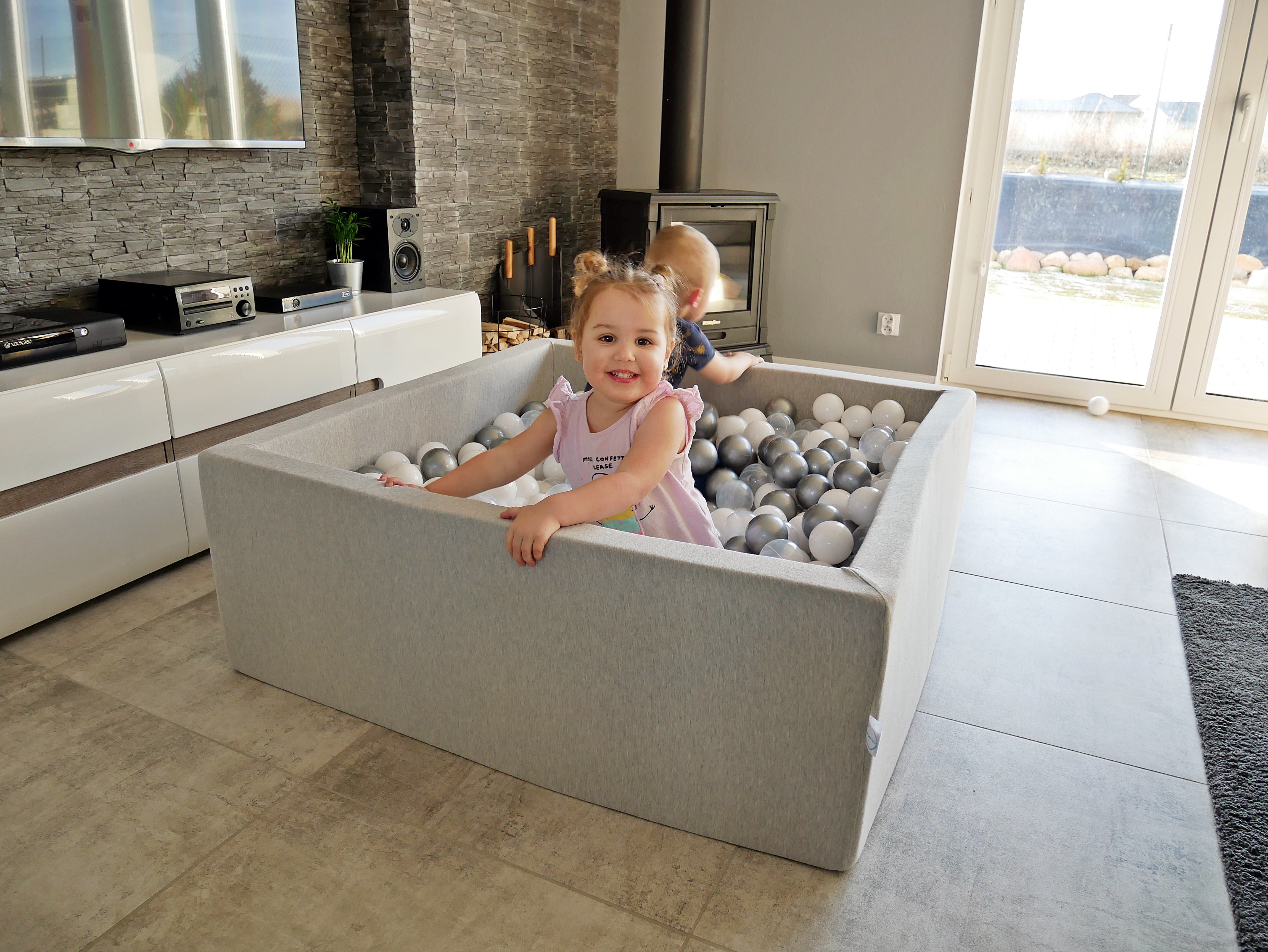 Bällebad 110x110x40cm hellgrau mit 600 Bällen (transparent, weiß, grau, puderrosa)