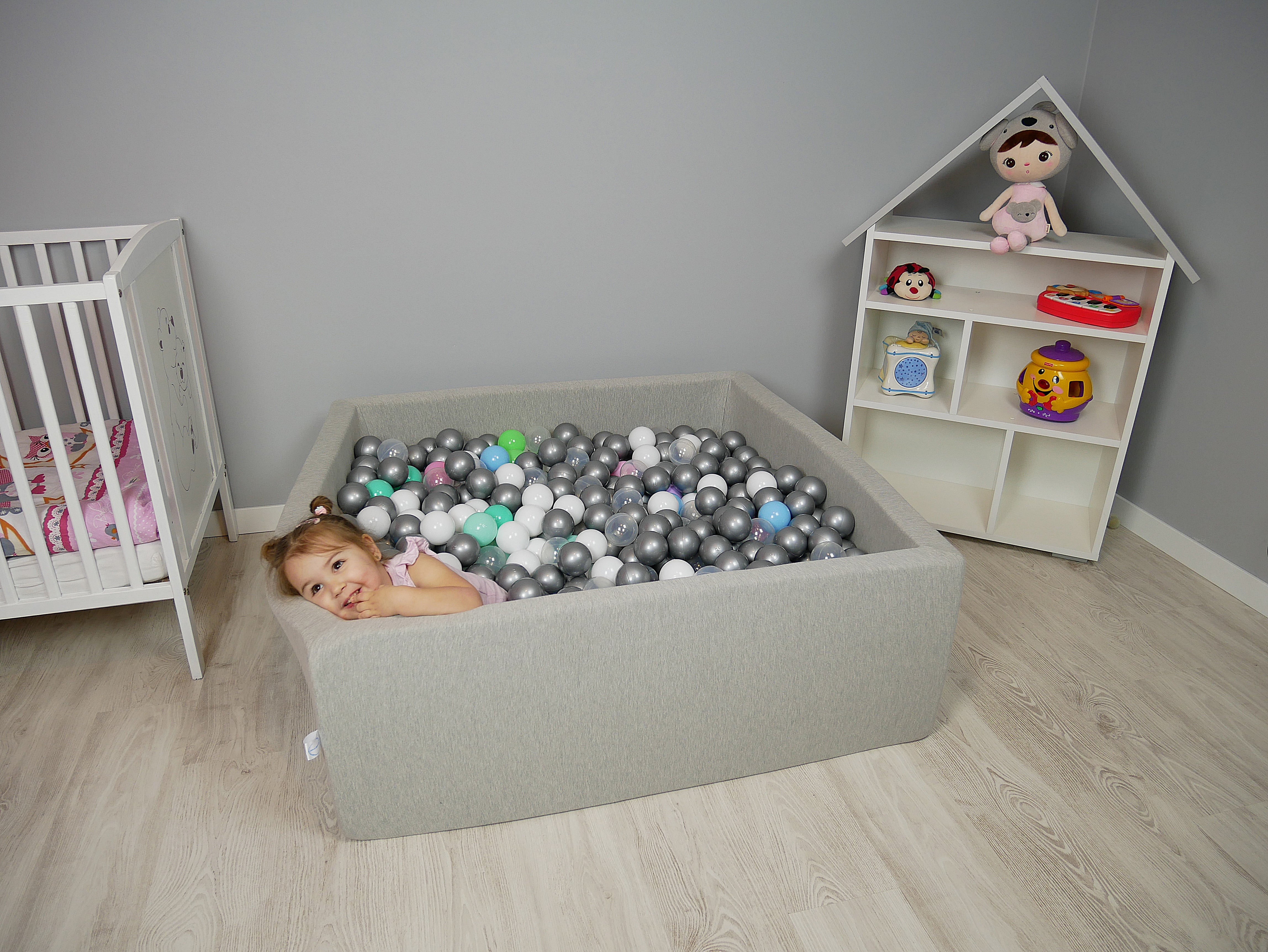 Hellgraues Bällebad 110x110x40cm mit 600 Bällen (weiß, hellgrün, mintgrün, grün)