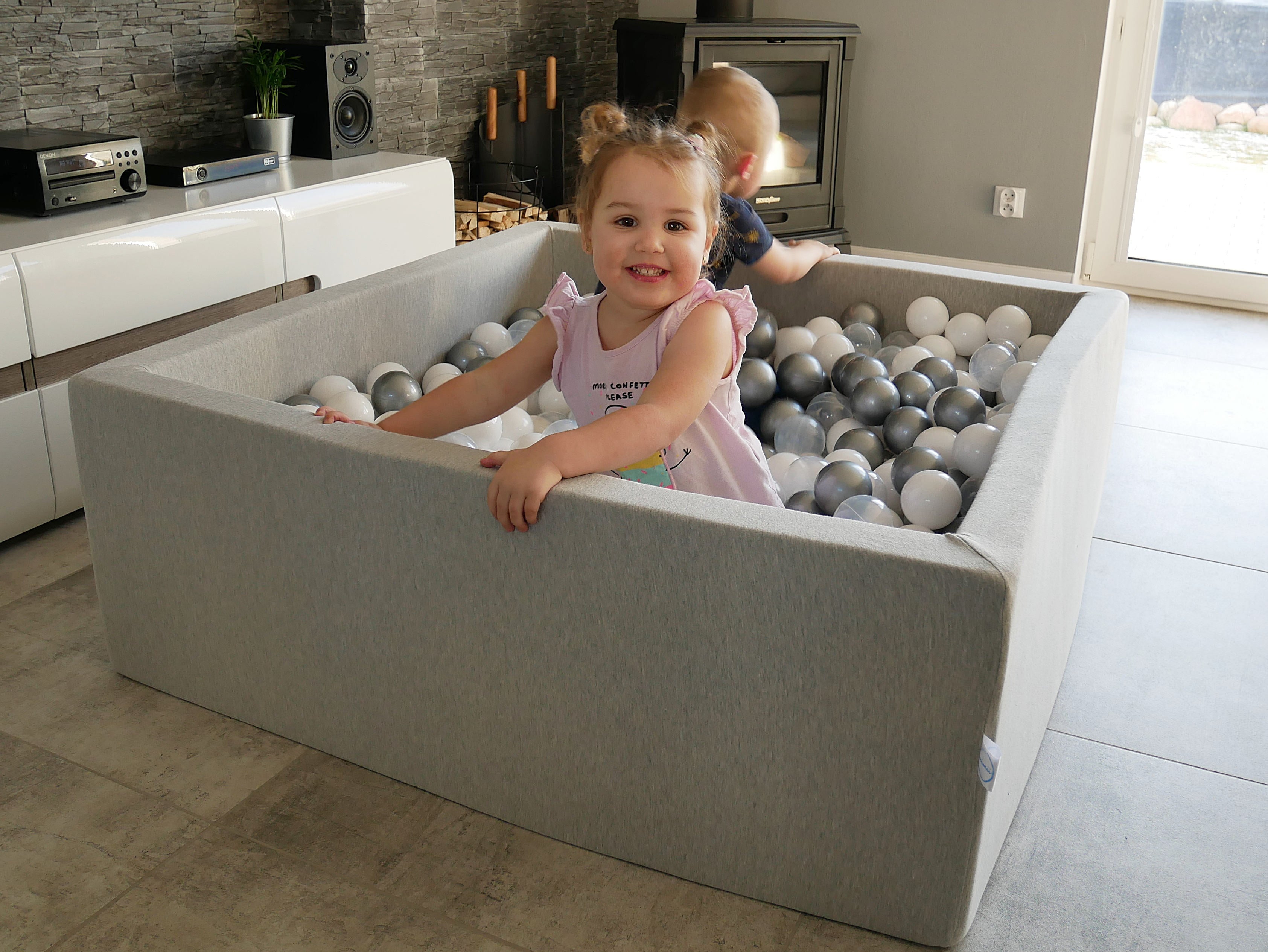 Hellgraues Bällebad 110x110x40cm mit 600 Bällen (gelb, weiß, grau, schwarz)