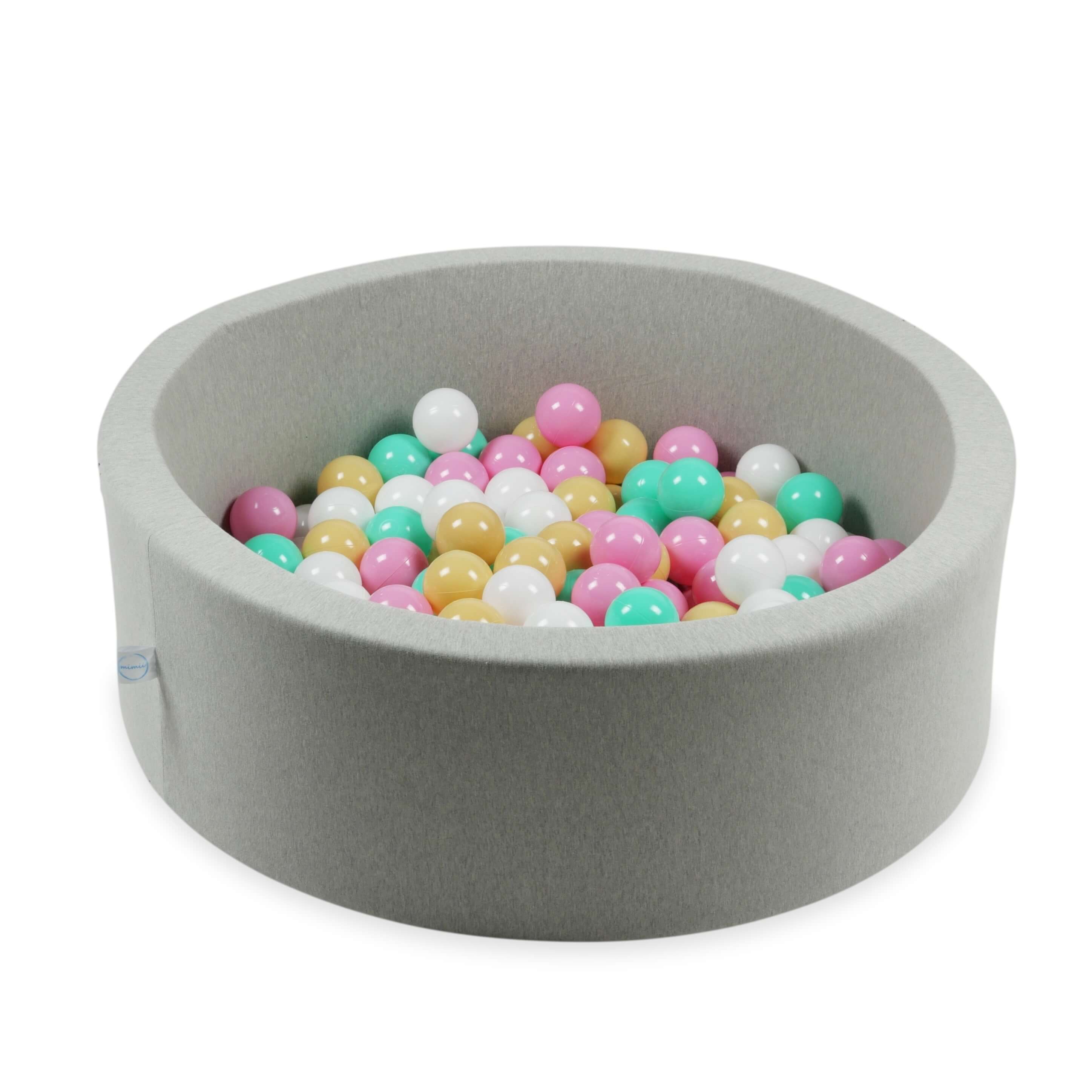 50 Spielbälle mit 7 cm Durchmesser in Weiß, Mint, Beige und Puderrosa.
