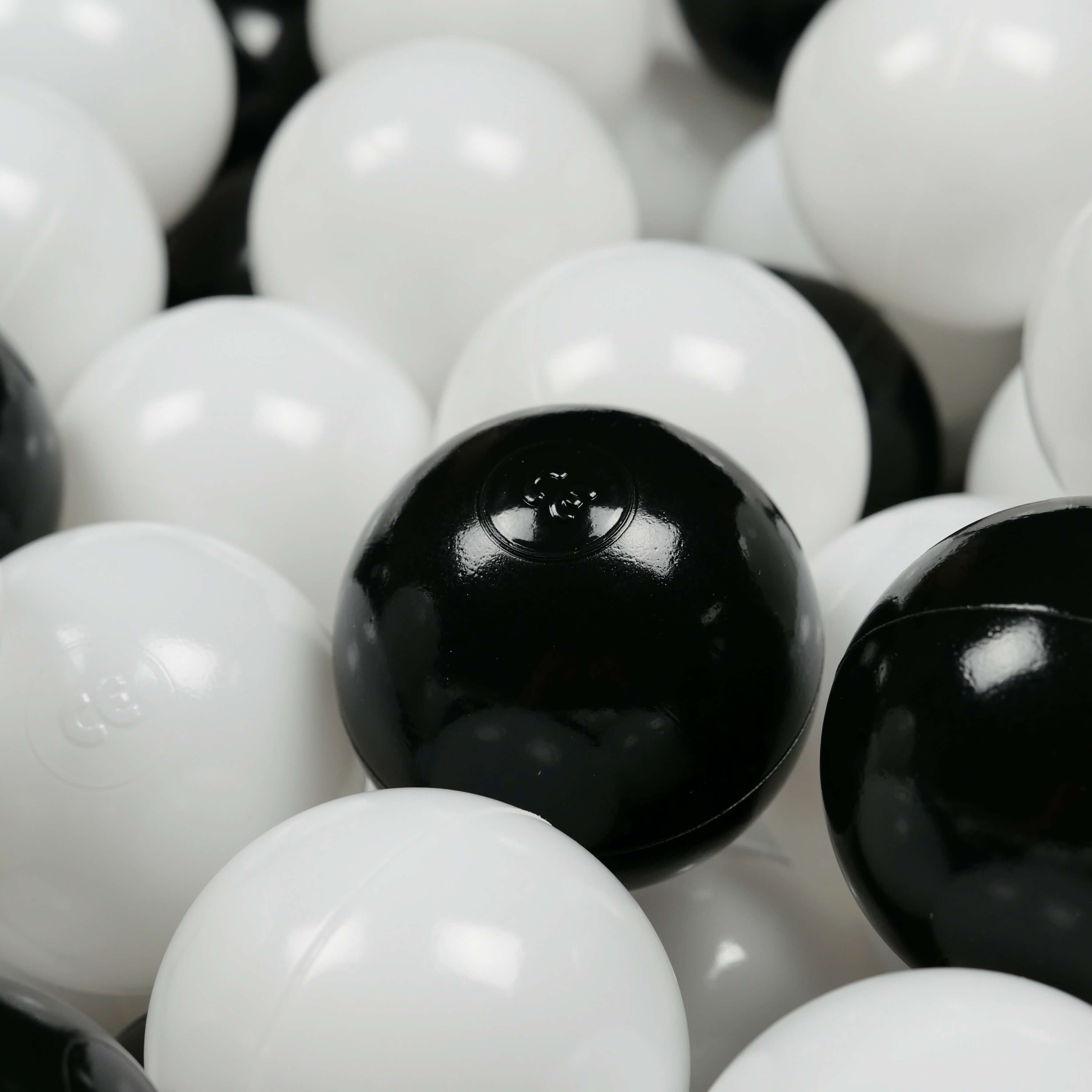 25 Spielbälle mit 7 cm Durchmesser, weiß und schwarz