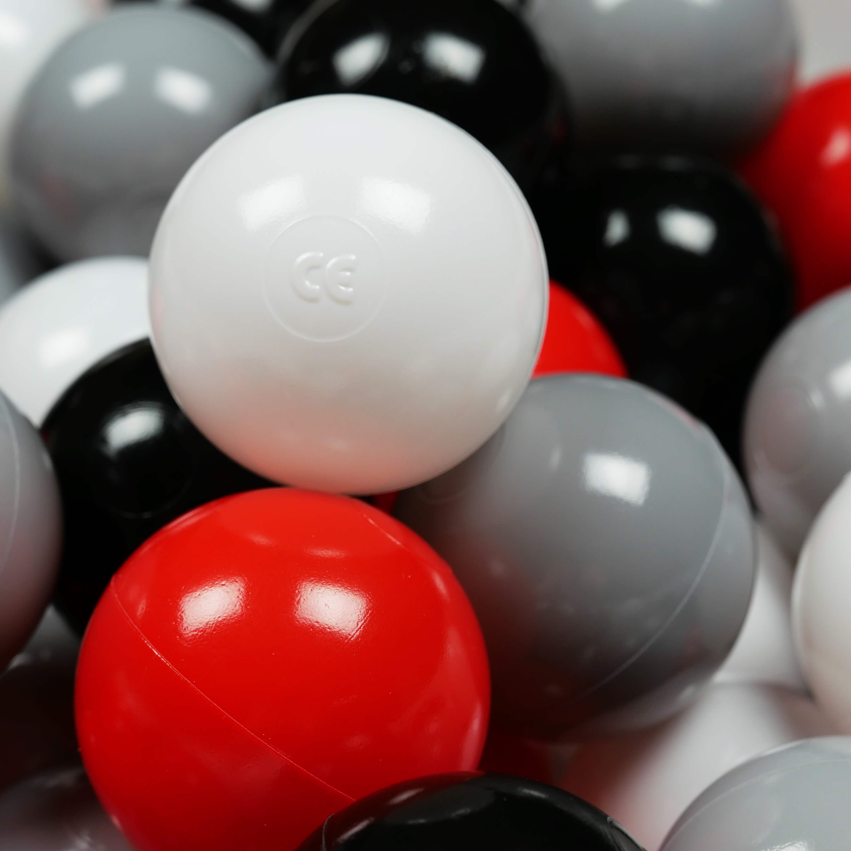 200 Stück Spielbälle mit 7 cm Durchmesser in Weiß, Rot, Schwarz und Grau.