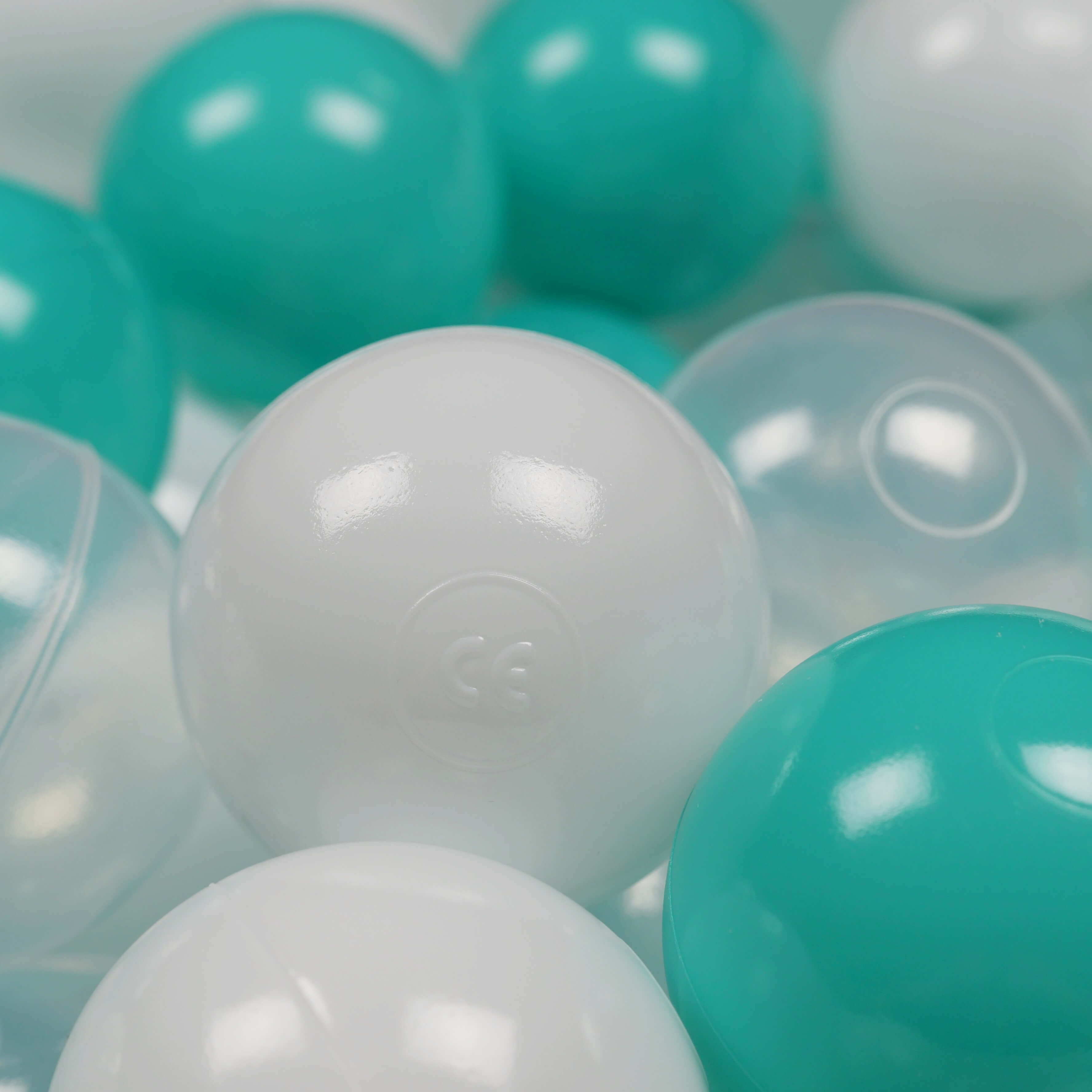 500 Stück Spielbälle mit 7 cm Durchmesser in Weiß, Transparent und Türkis.