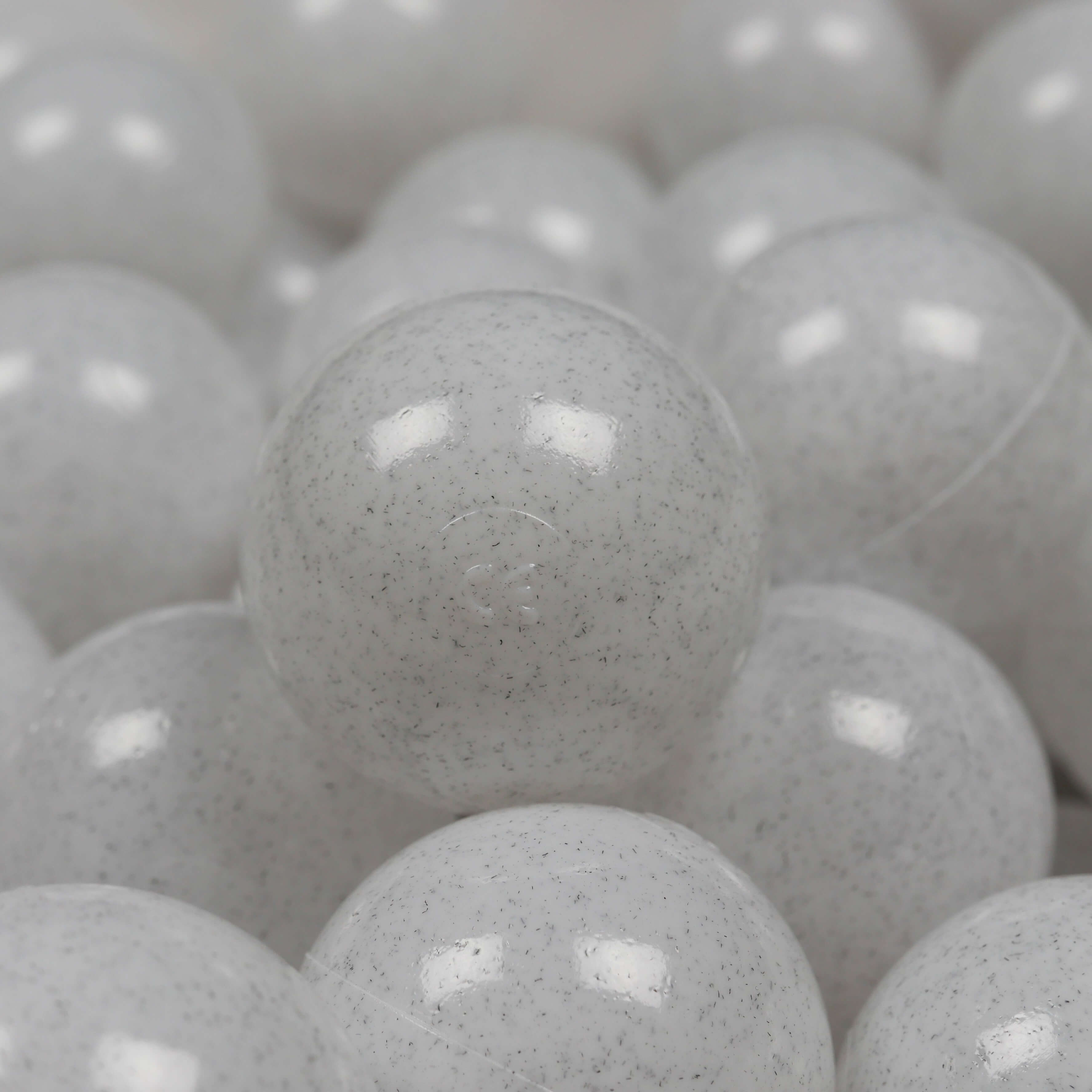 500 weiße Spielbälle mit 7 cm Durchmesser aus Pullovermaterial.