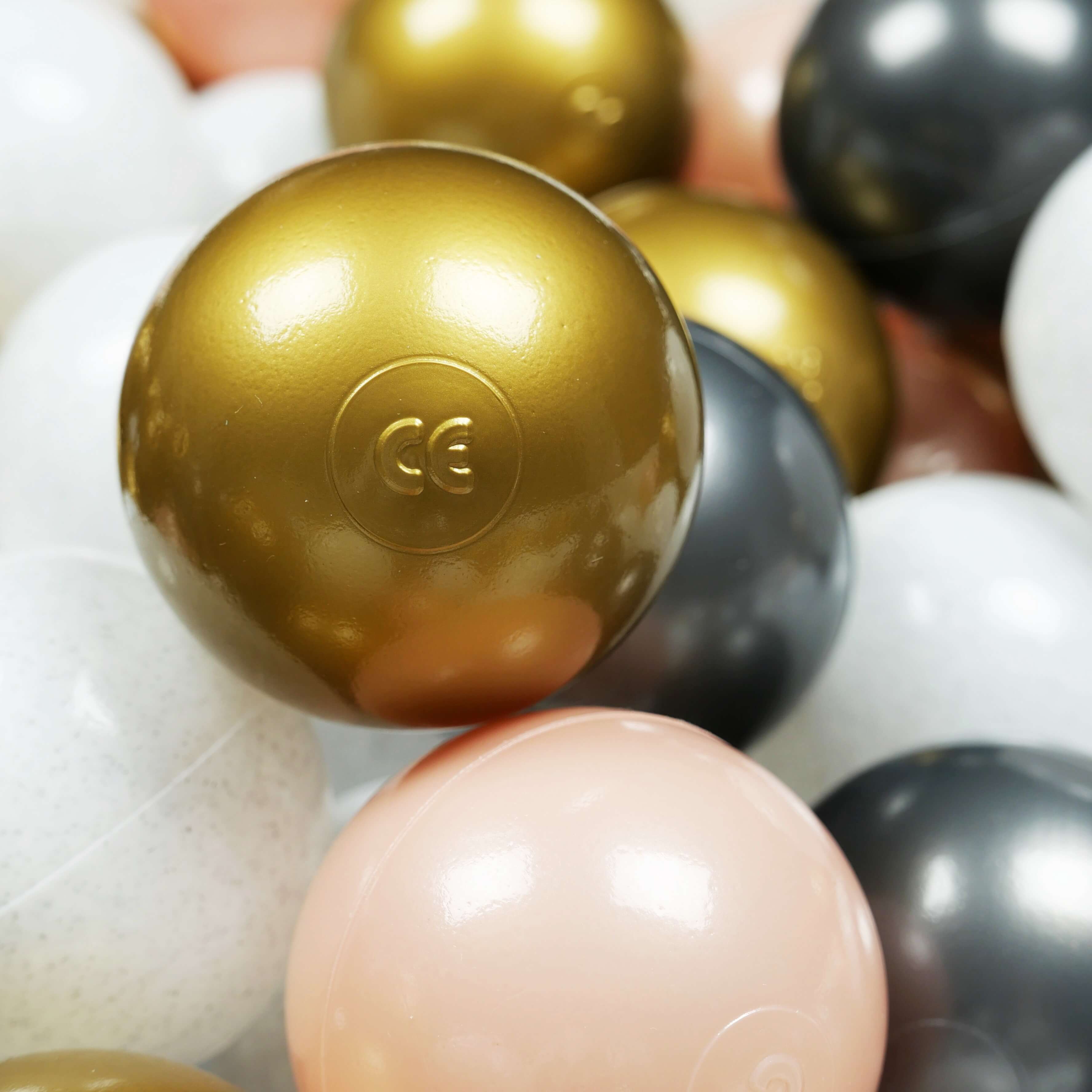 50 Stück Spielbälle mit 7 cm Durchmesser in Weiß, Metallic-Graphit, Roségold und Antikgold.
