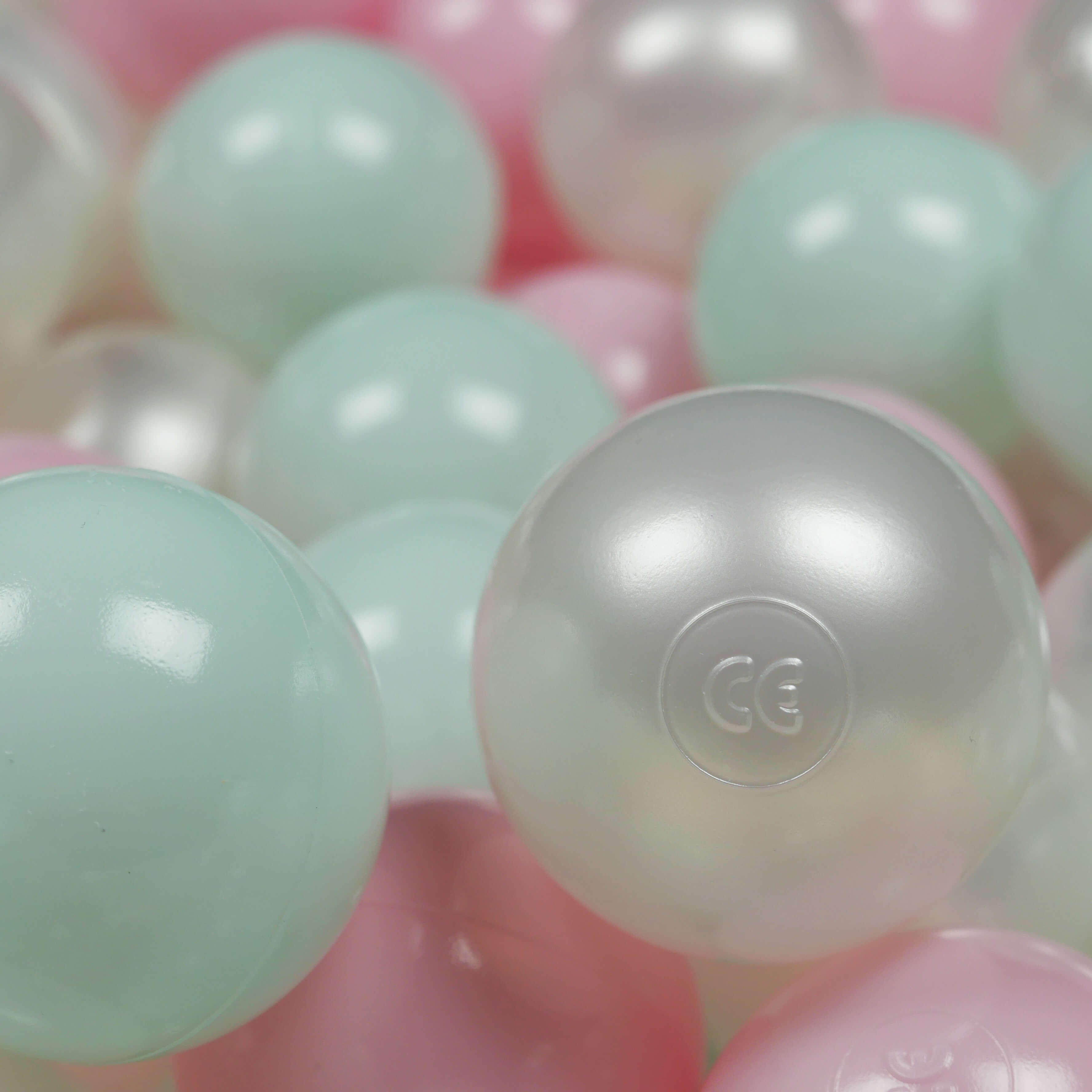 500 Stück Spielbälle mit 7 cm Durchmesser in den Farben Perlmutt, Hellmint und Hellrosa.