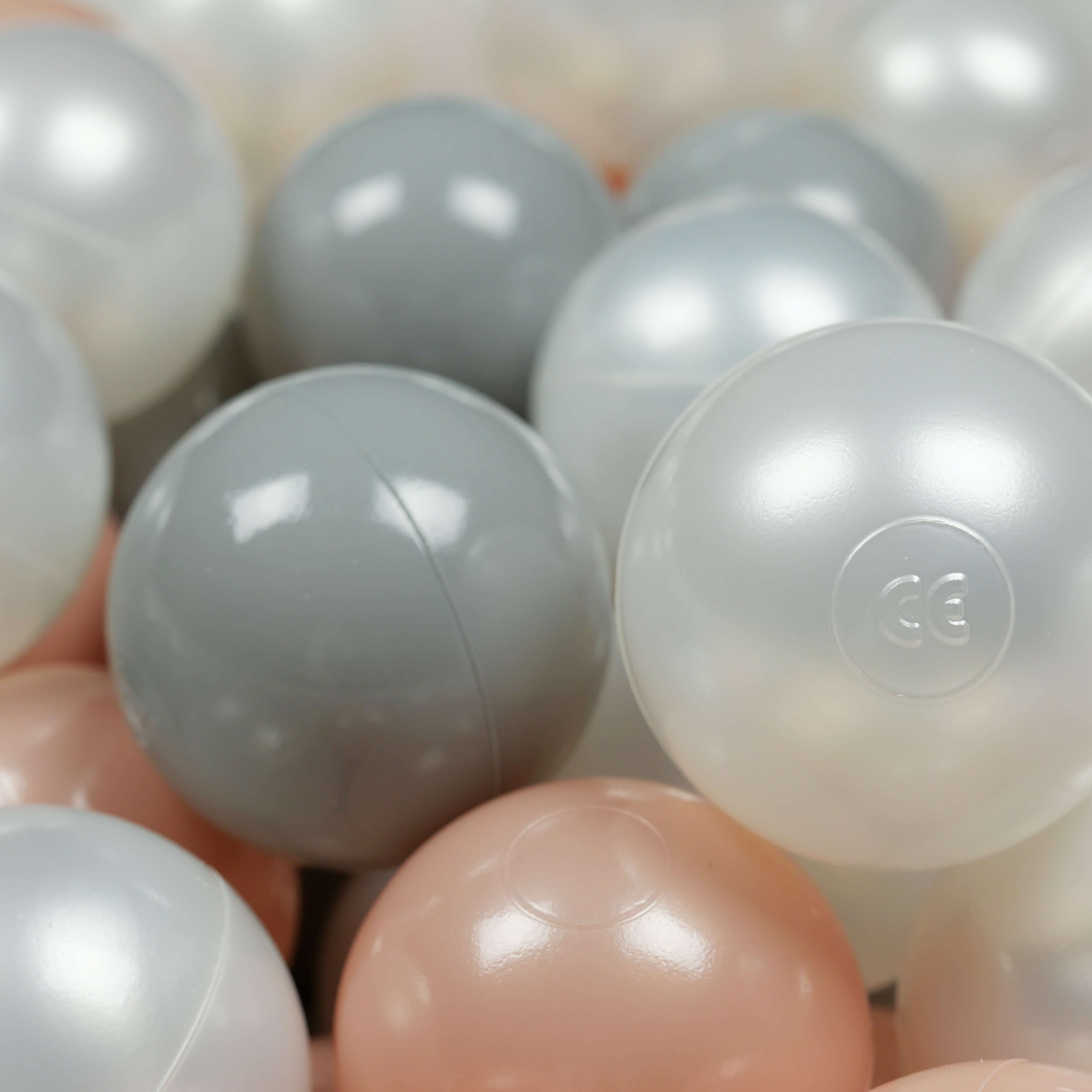 500 Spielbälle mit 7 cm Durchmesser in Perlmutt, Grau und Roségold.