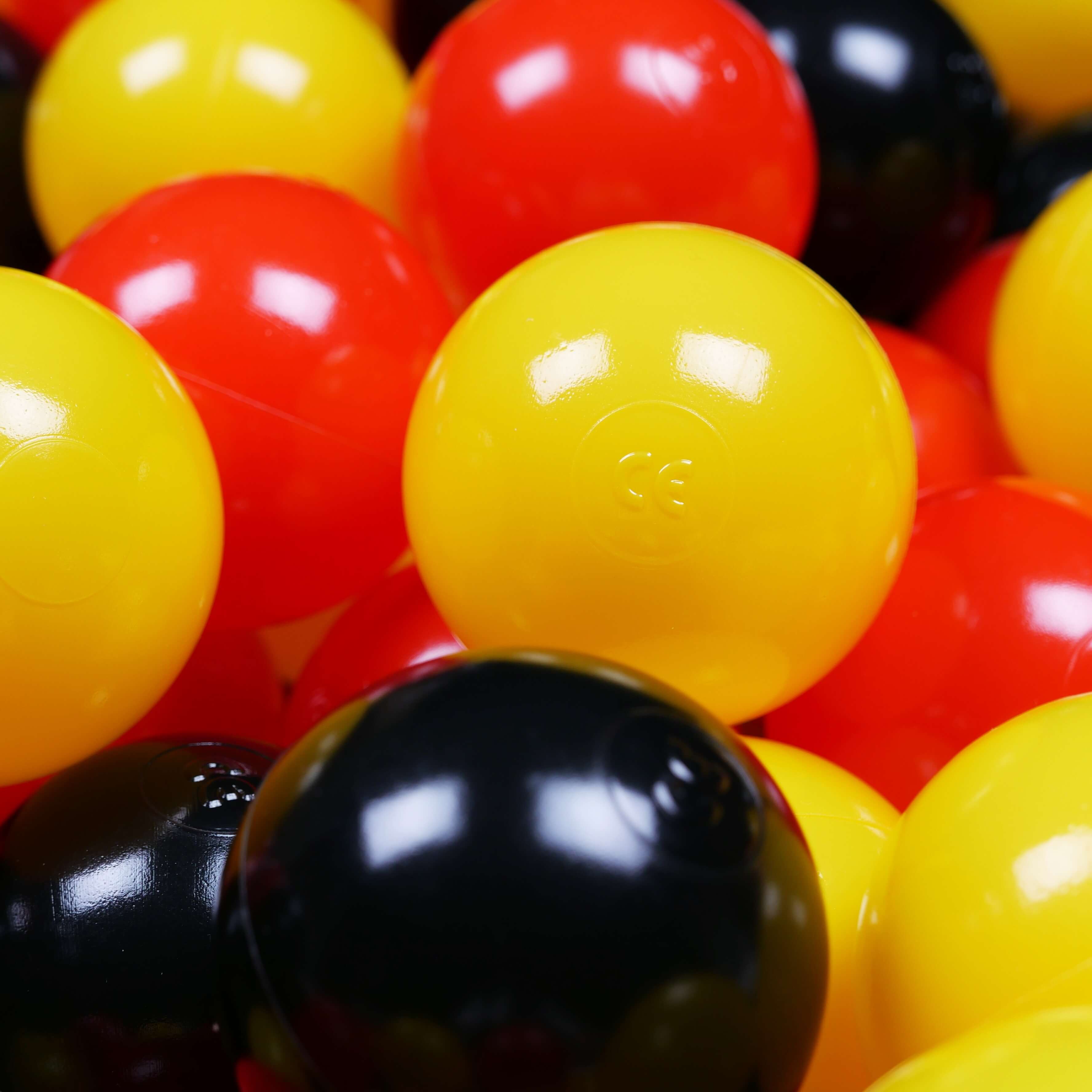 200 Spielbälle mit 7 cm Durchmesser in Gelb, Rot und Schwarz