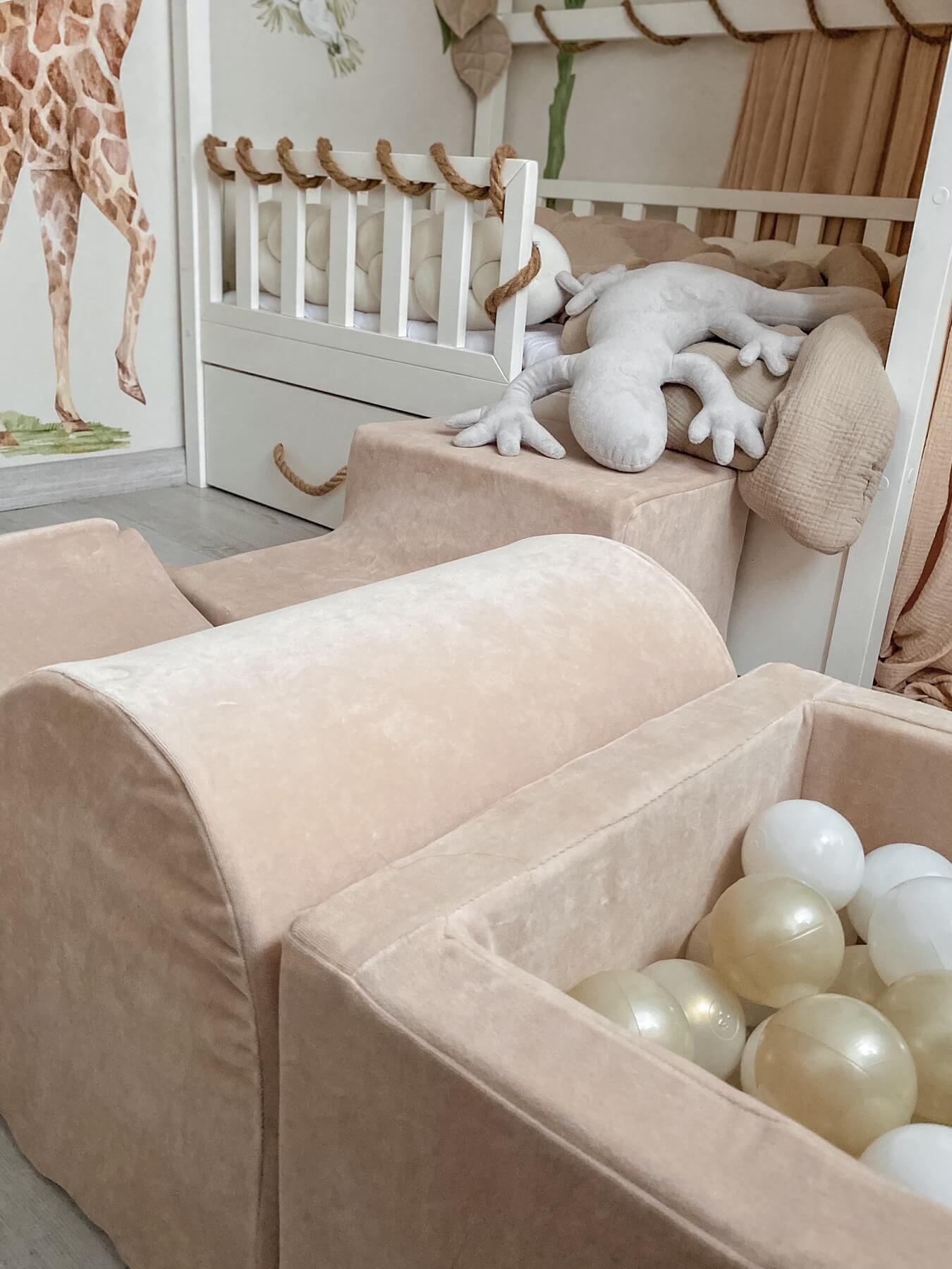 Schaumstoffspielbereich mit Hügel und Pool, mikrofein samtweich beige + 100 Bälle (hellgold, silber, perlmutt, transparent)