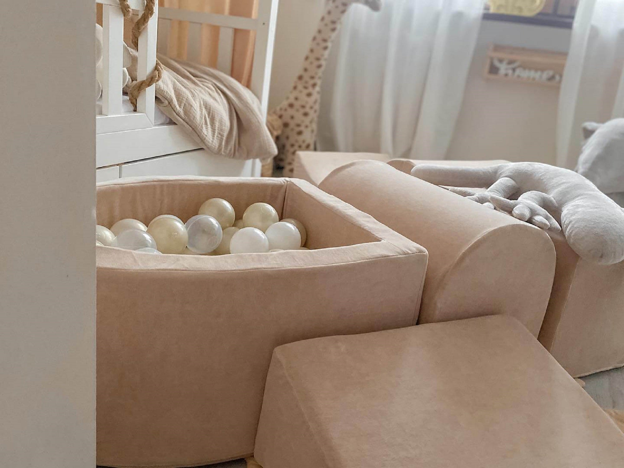 Schaumstoffspielbereich mit Hügel und Pool, mikrofein samtweich beige + 100 Bälle (Roségold, Glanzgold, Perlmutt)