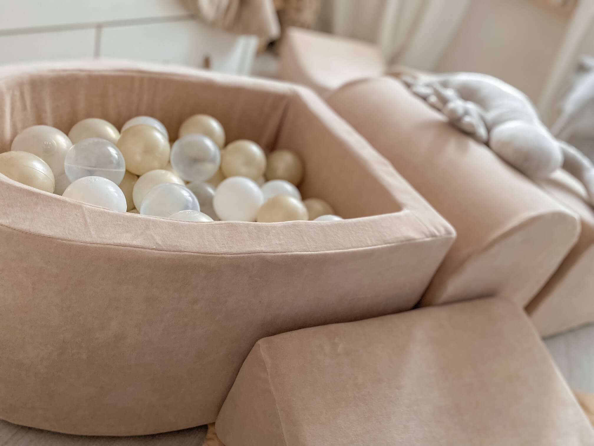 Schaumstoffspielbereich mit Hügel und Pool, mikrofein samtweich beige + 100 Bälle (Roségold, Glanzgold, Perlmutt)
