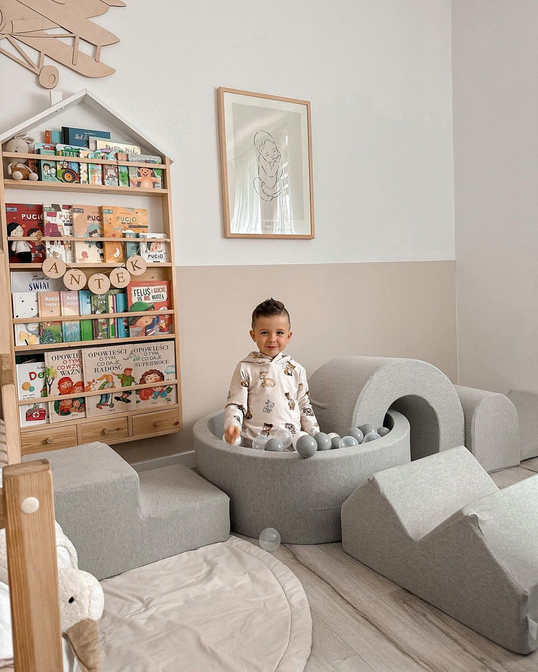 Schaumstoffspielbereich mit rundem Pool 90x30 Hellgrau + 5 Elemente + 200 Bälle (weiß, grau, beige)