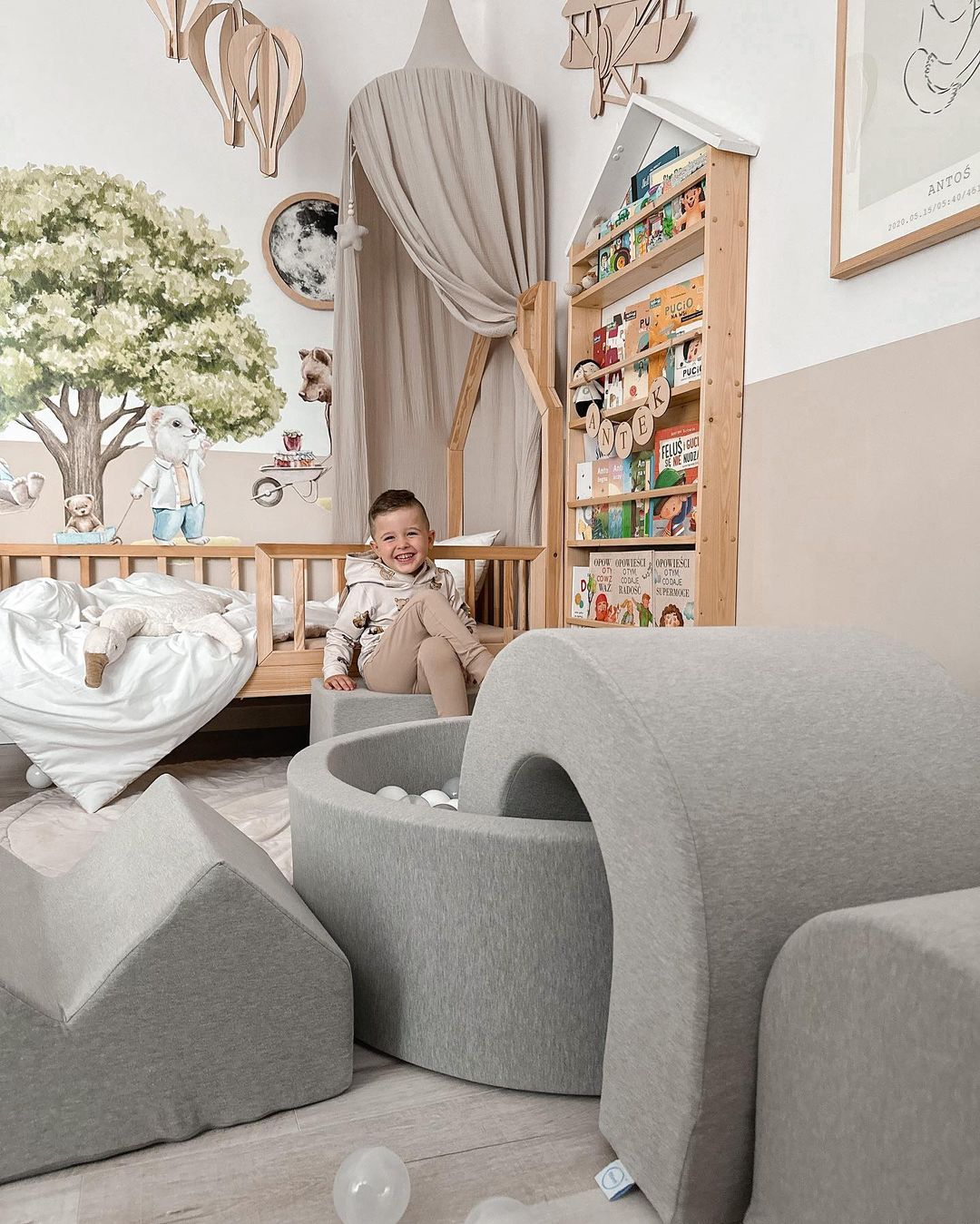 Schaumstoffspielbereich mit rundem Pool 90x30 Hellgrau + 5 Elemente + 200 Bälle (transparent, weiß, grau, puderrosa)