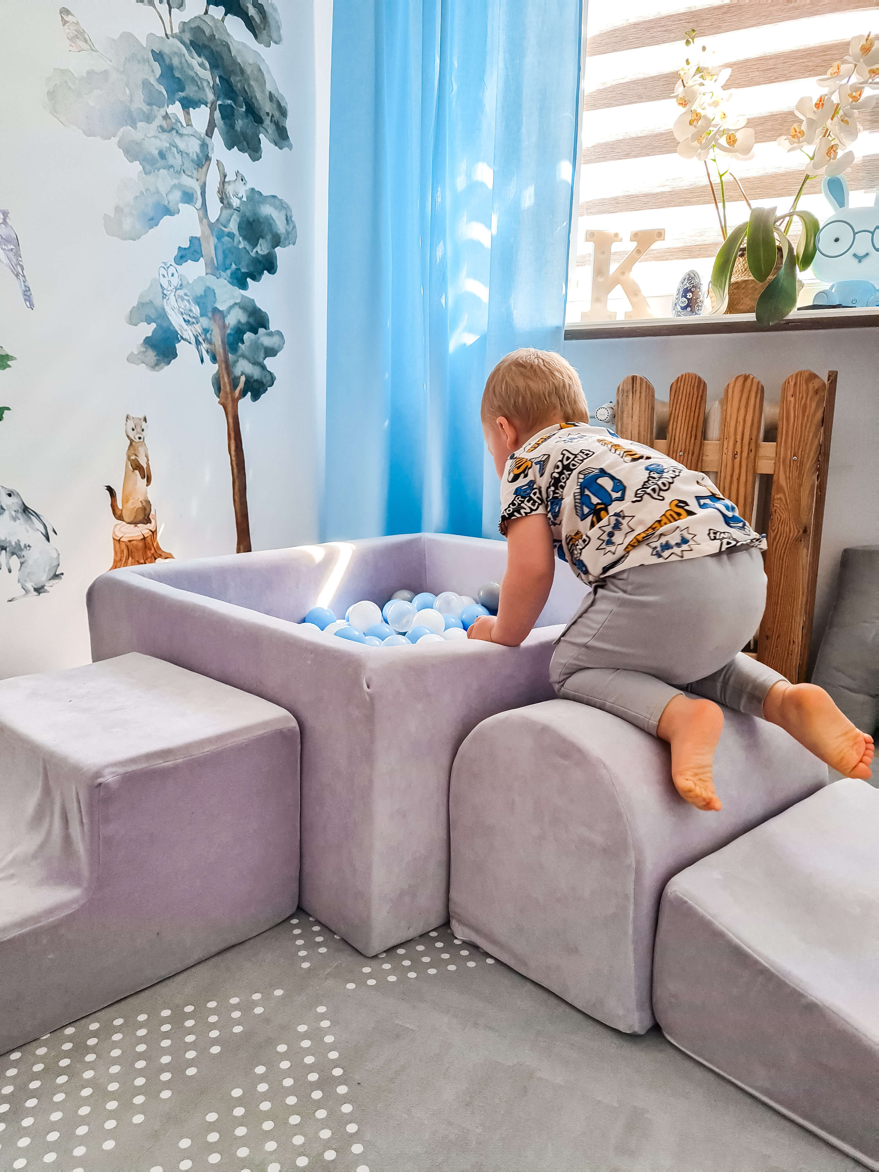 Schaumstoffspielbereich mit quadratischem Pool 90x90x40 samtweichem Hellgrau + 400 Bälle (Perlblau, Perlrosa, Metallic-Graphit, irisierend)