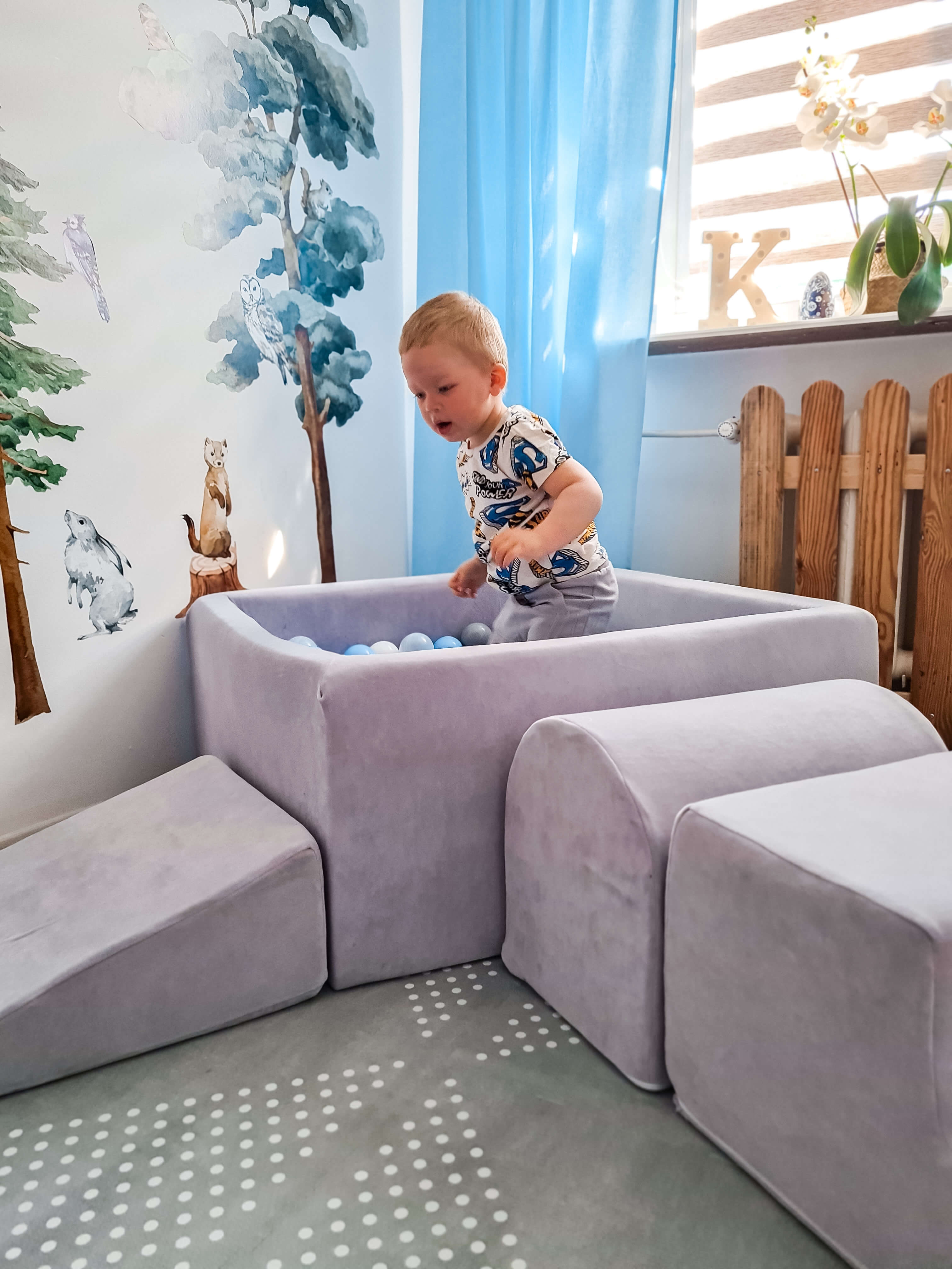 Schaumstoffspielbereich mit quadratischem Pool 90x90x40 samtweichem Hellgrau + 400 Bälle (Perlblau, Perlrosa, Metallic-Graphit, irisierend)