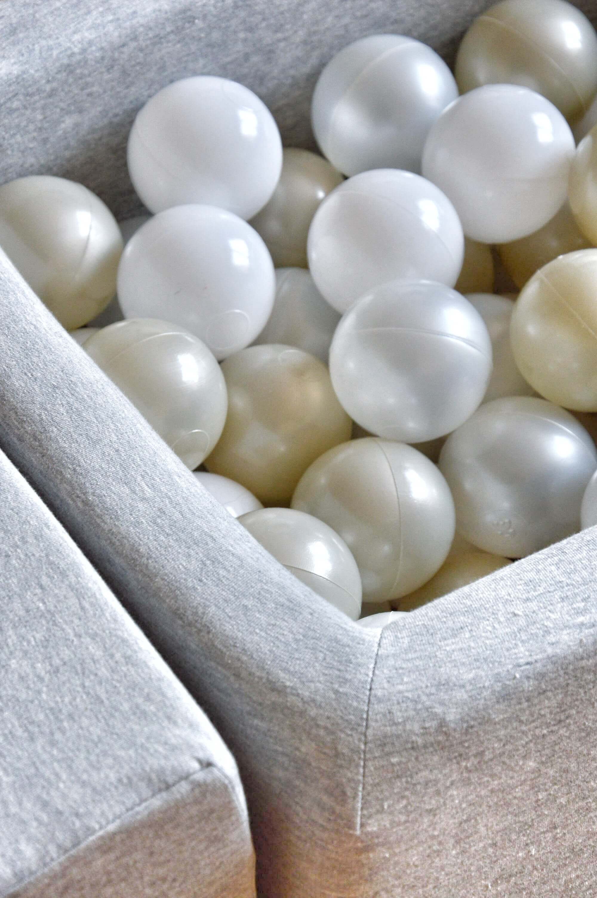 Schaumstoffspielbereich mit Brücke und hellgrauem Mini-Pool + 100 Bälle (Perlmutt, Silber, Hellrosa)