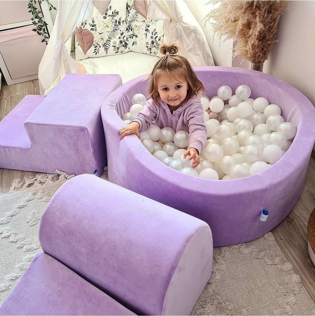 Schaumstoffspielbereich mit rundem, samtweichem, lilafarbenem Pool (90 x 30 cm) + 200 Bällen