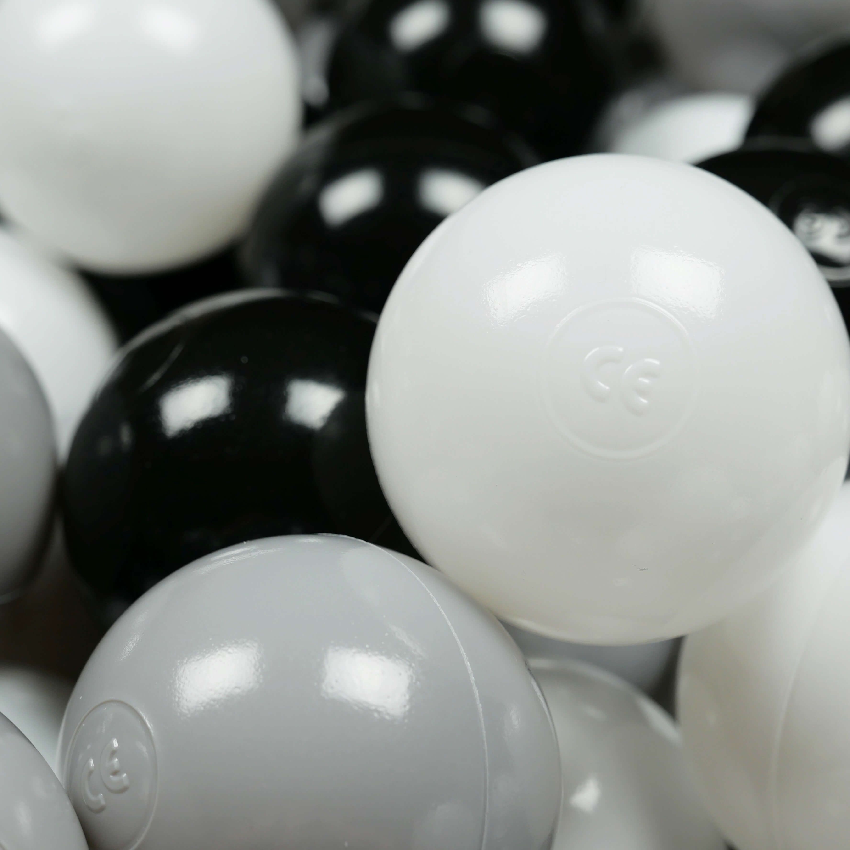 300 Stück Spielbälle mit 7 cm Durchmesser in Weiß, Schwarz und Grau.