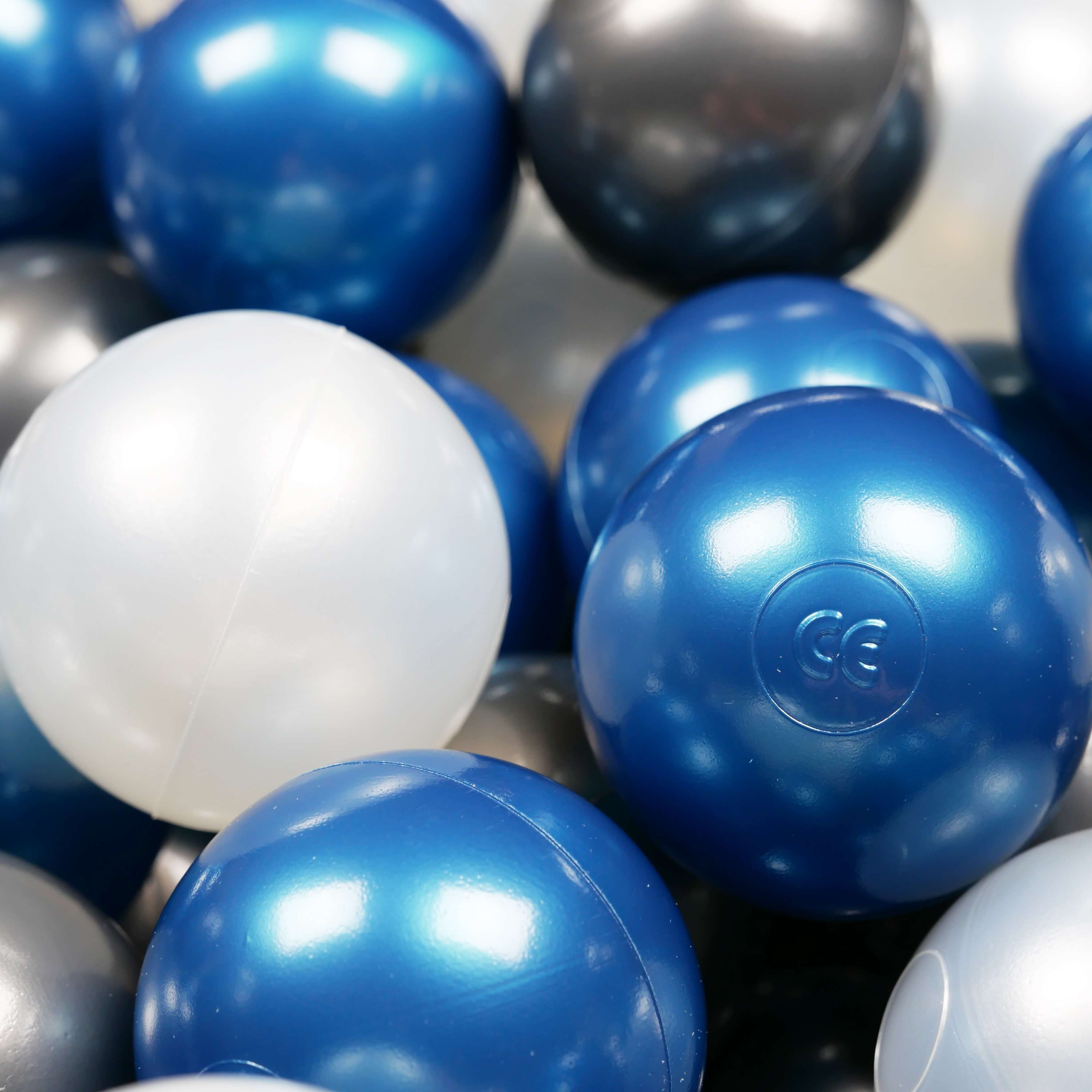 500 Stück Spielbälle mit 7 cm Durchmesser in den Farben Perlmutt, Metallic-Blau und Metallic-Graphit.