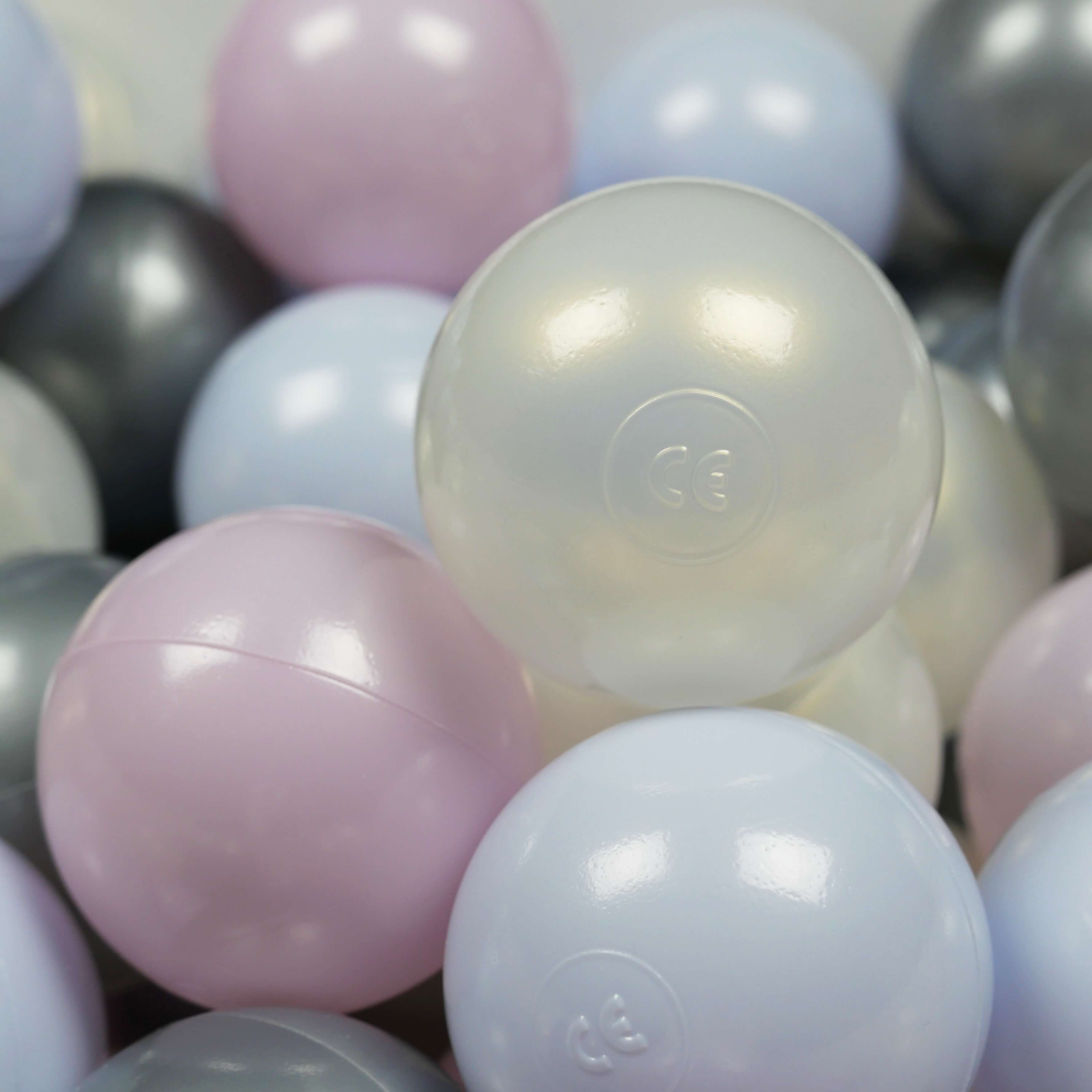 500 Stück Spielbälle mit 7 cm Durchmesser in den Farben Perlmuttrosa, Perlmuttblau, irisierend und silber.