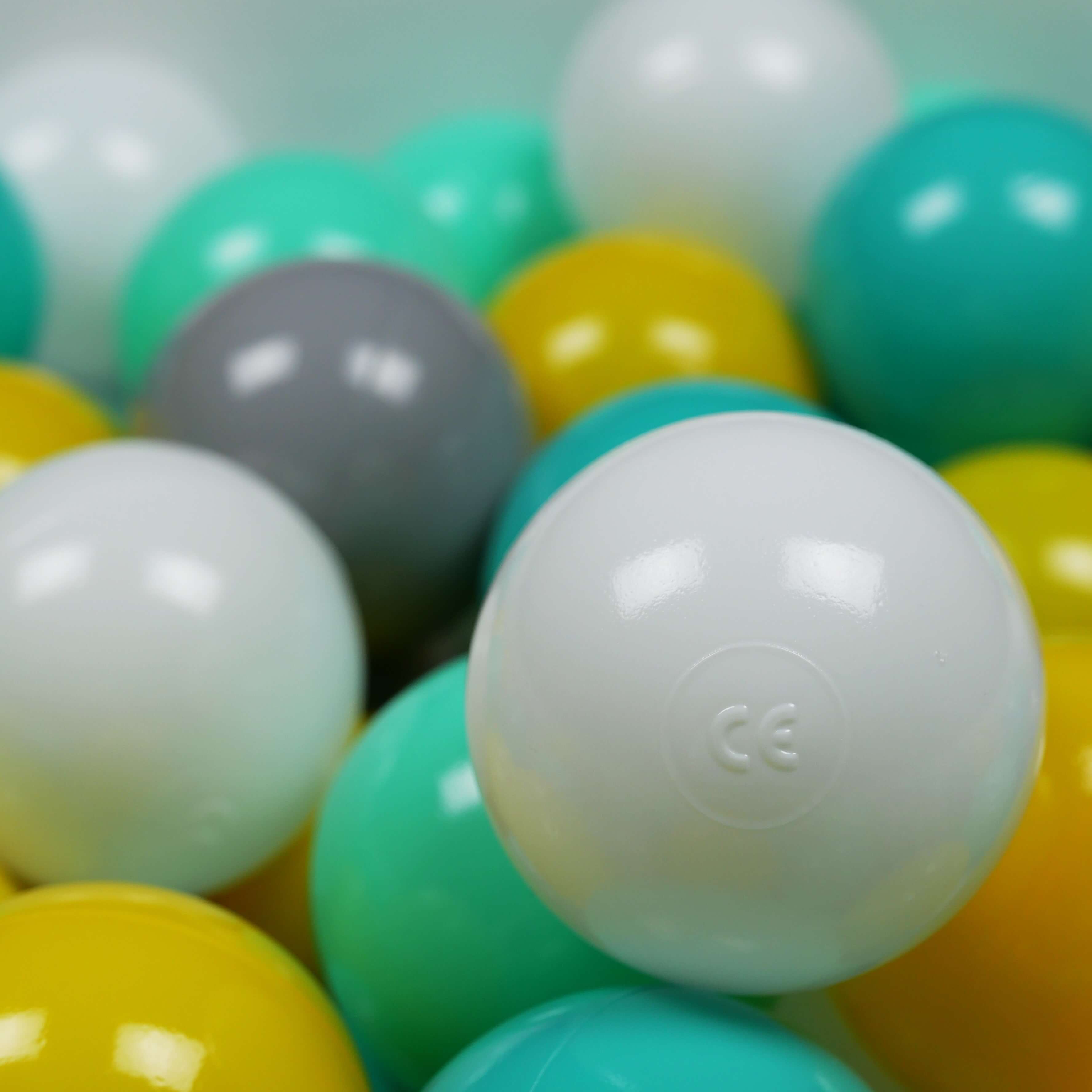 25 Spielbälle mit 7 cm Durchmesser in den Farben Gelb, Mint, Türkis, Weiß und Grau.