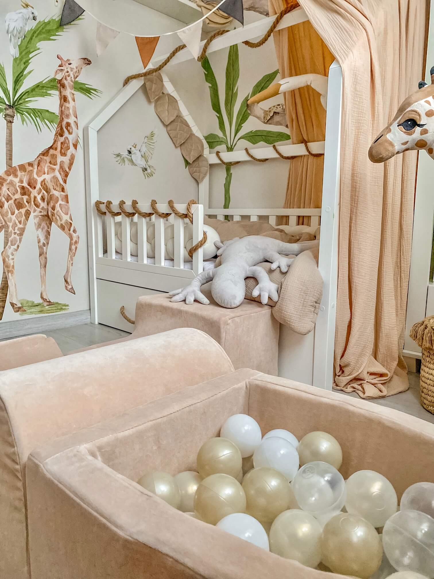 Schaumstoffspielbereich mit Hügel und Pool, mikrofein samtweich beige + 100 Bälle (Roségold, Glanzgold, Perlmutt)