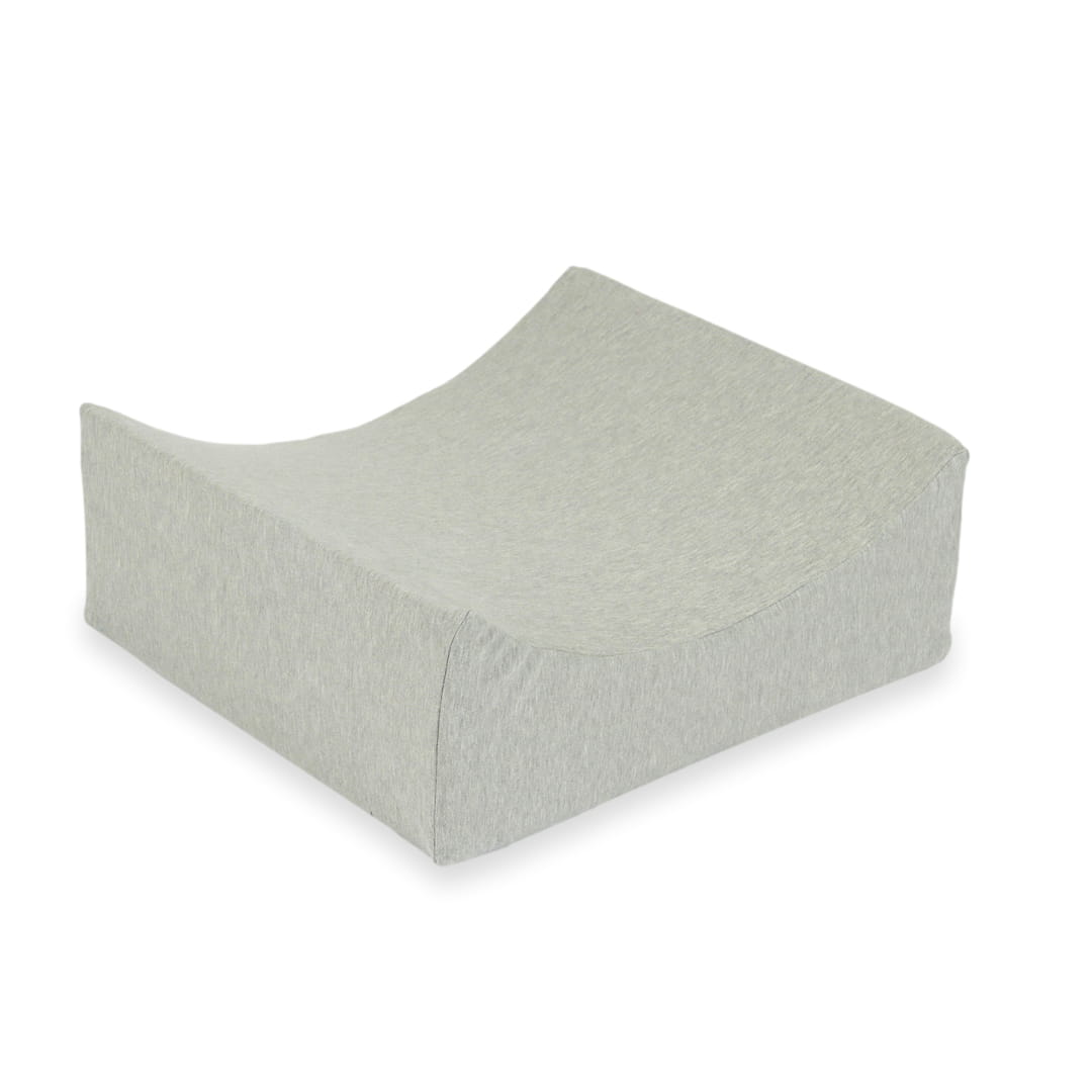 Laufstall aus hellgrauem Schaumstoff