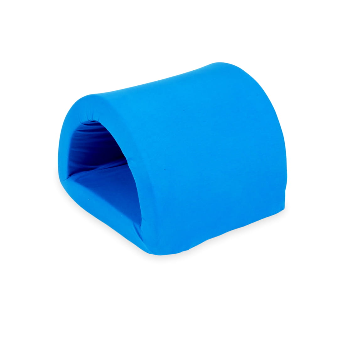 Blaue Schaumstoffbrücke für den Spielplatz